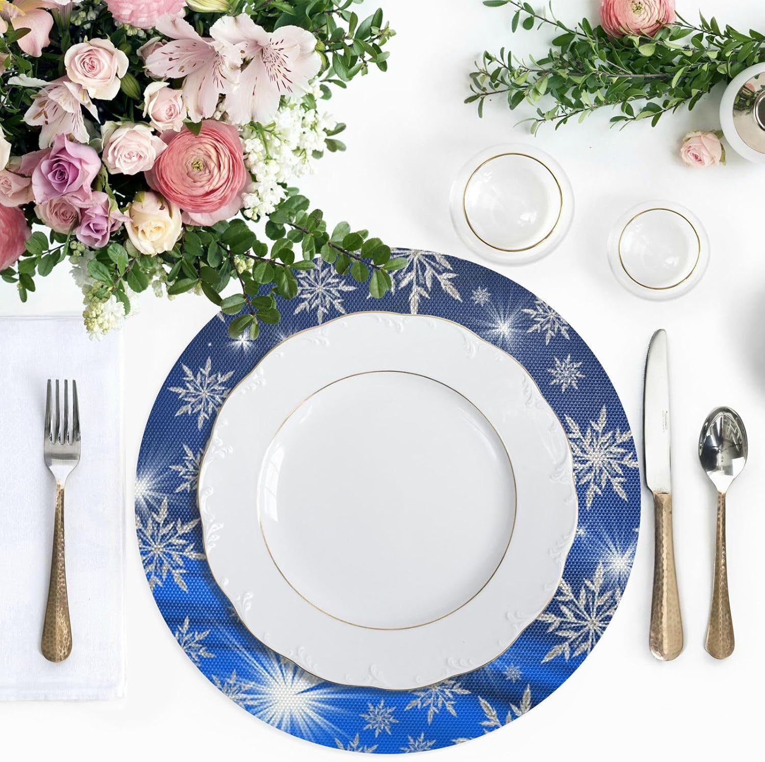 Kcldeci Juego de 4 manteles individuales de Navidad para mesa de comedor, diseño de copos de nieve de Navidad, color azul, manteles individuales