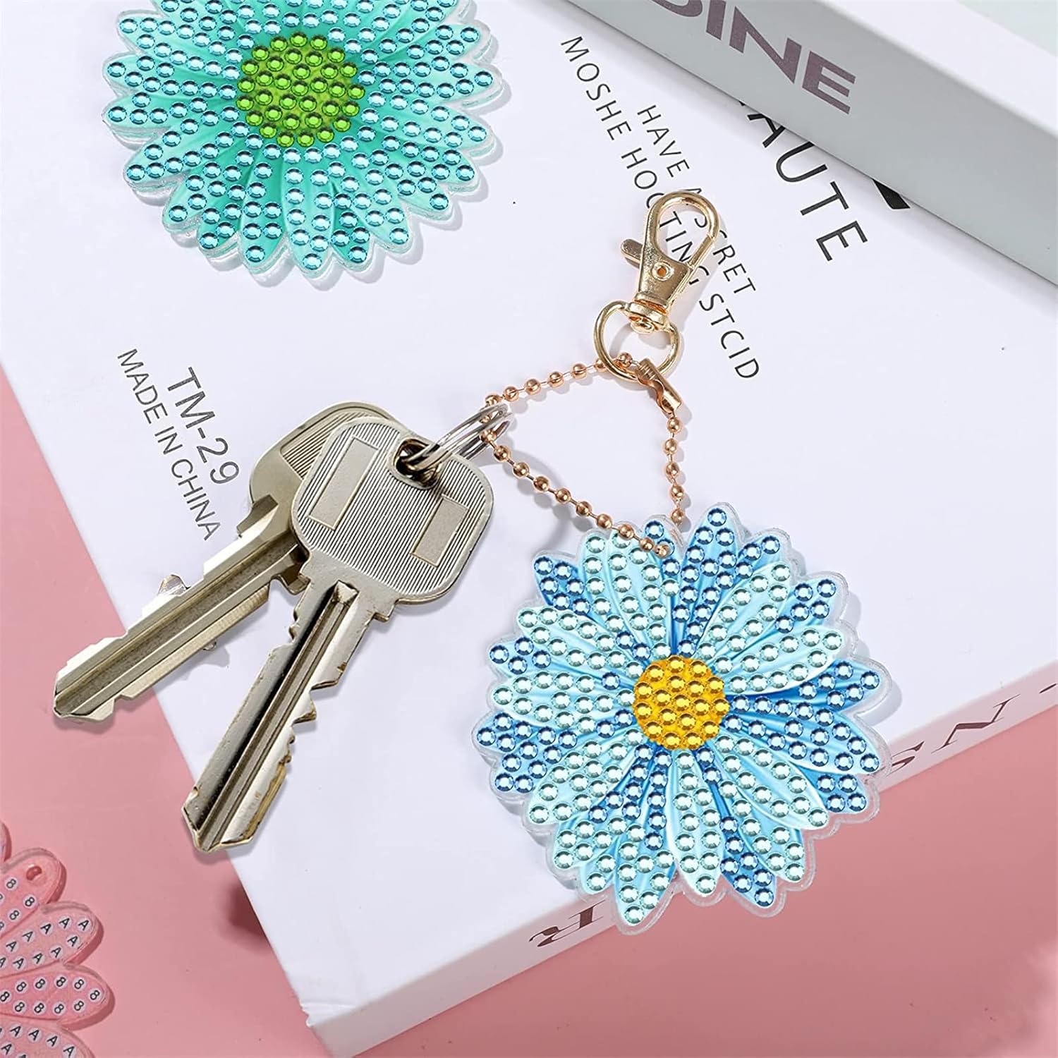 JeCuiK 12 llaveros de pintura de diamante de margarita, bricolaje 5D, llaveros de doble cara de taladro completo de flores colgantes de diamantes
