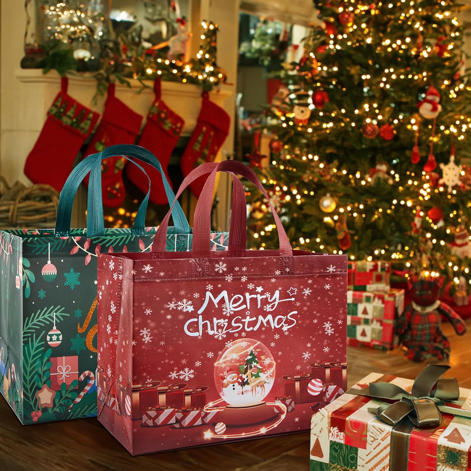 YANGTE Paquete de 32 bolsas de regalo de Navidad de varios tamaños, 14 estilos reutilizables con asa, incluye 8 grandes 24 bolsas pequeñas de