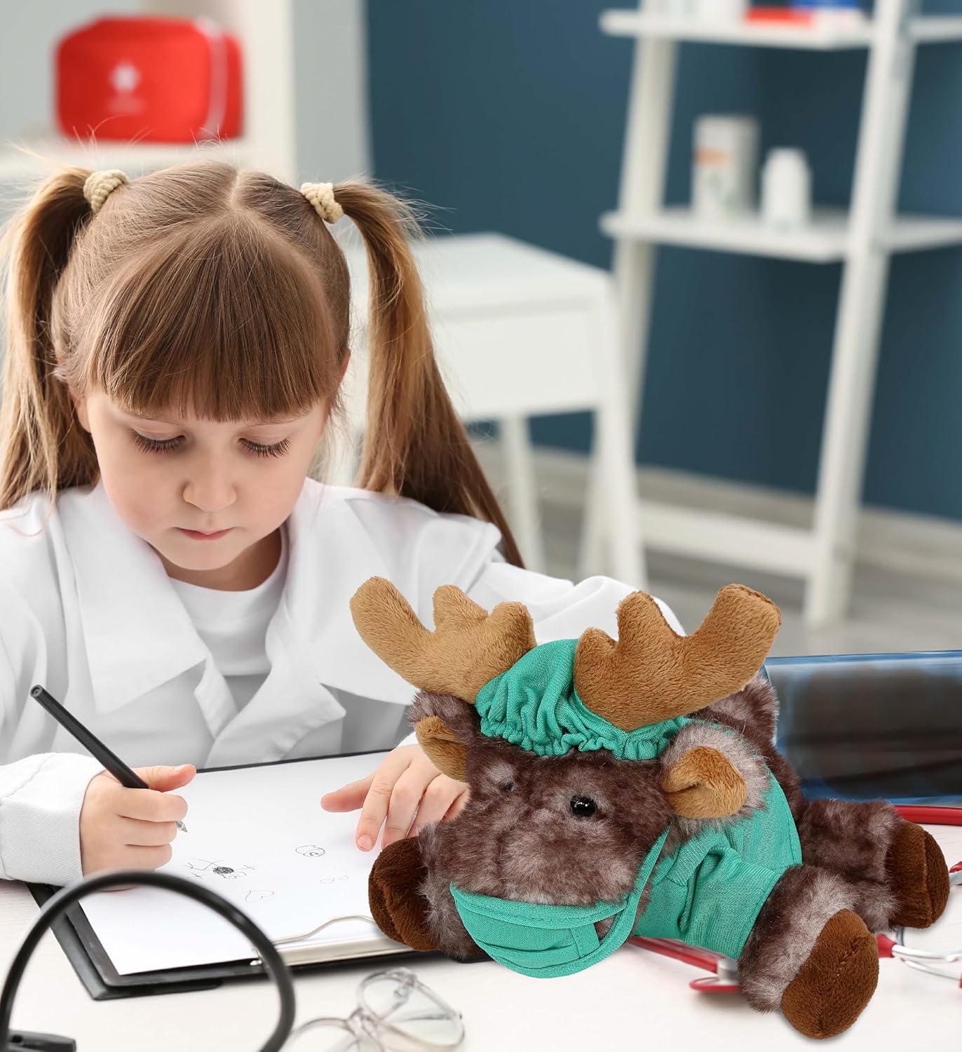 DolliBu Peluche de médico de alce mentiroso Brownish  Disfraz de médico de alce súper suave con bonito uniforme y traje de gorra, regalo con