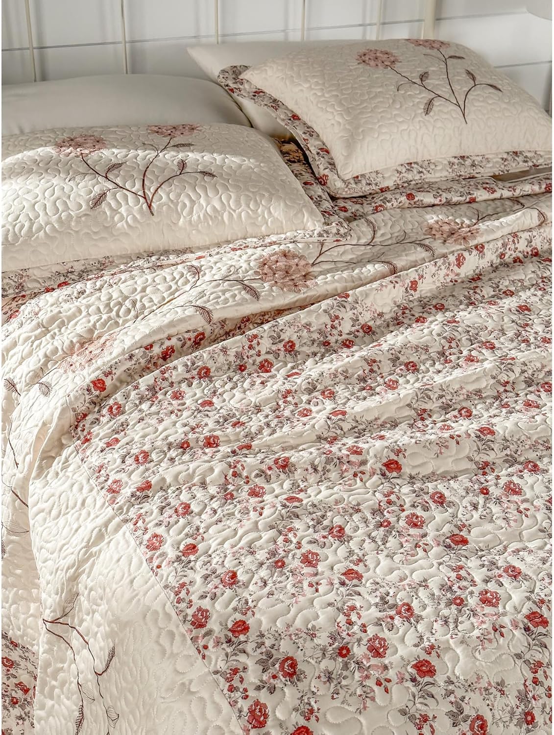 BrylaneHome Colcha bordada Margaret – King, rosa