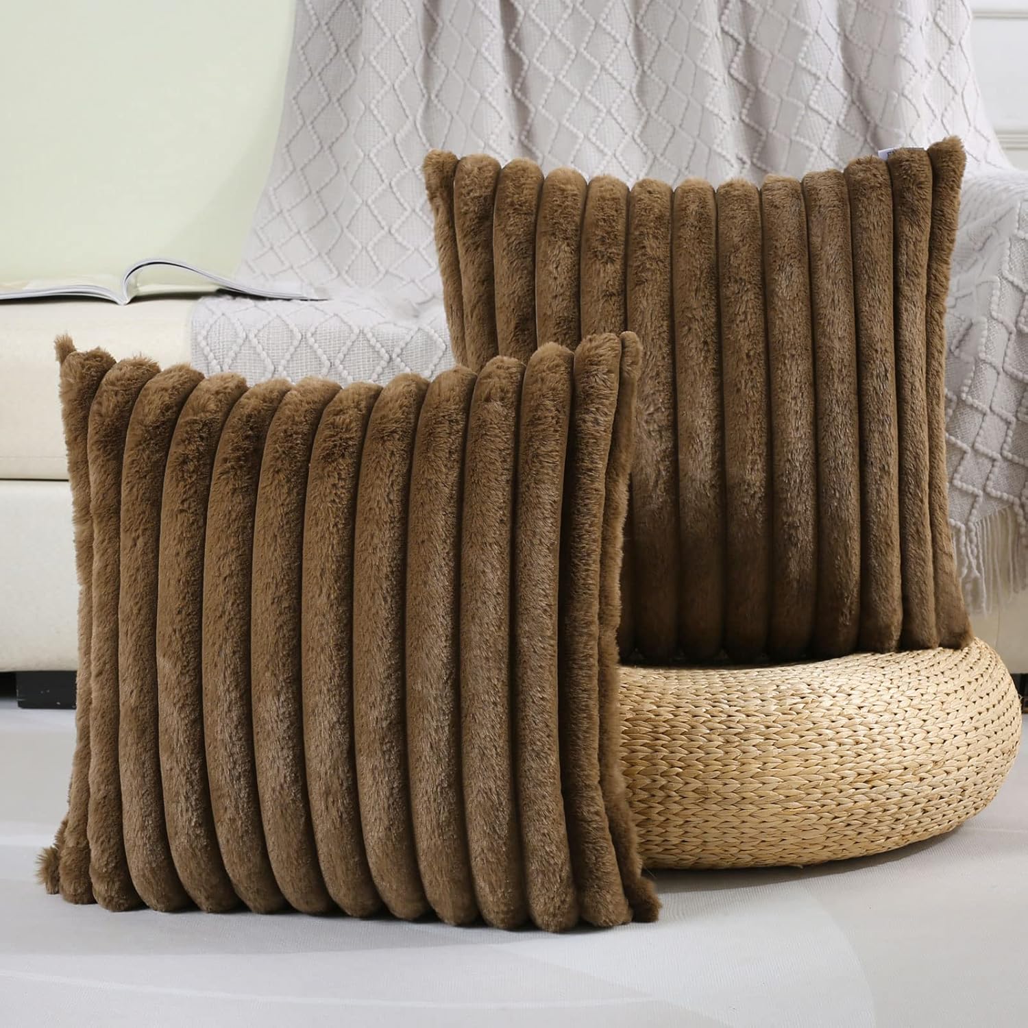 FUTEI – Juego de 2 fundas de almohada decorativas con rayas de color tostado, 24 x 24 pulgadas, cuadradas y primaverales, piel sintética de conejo