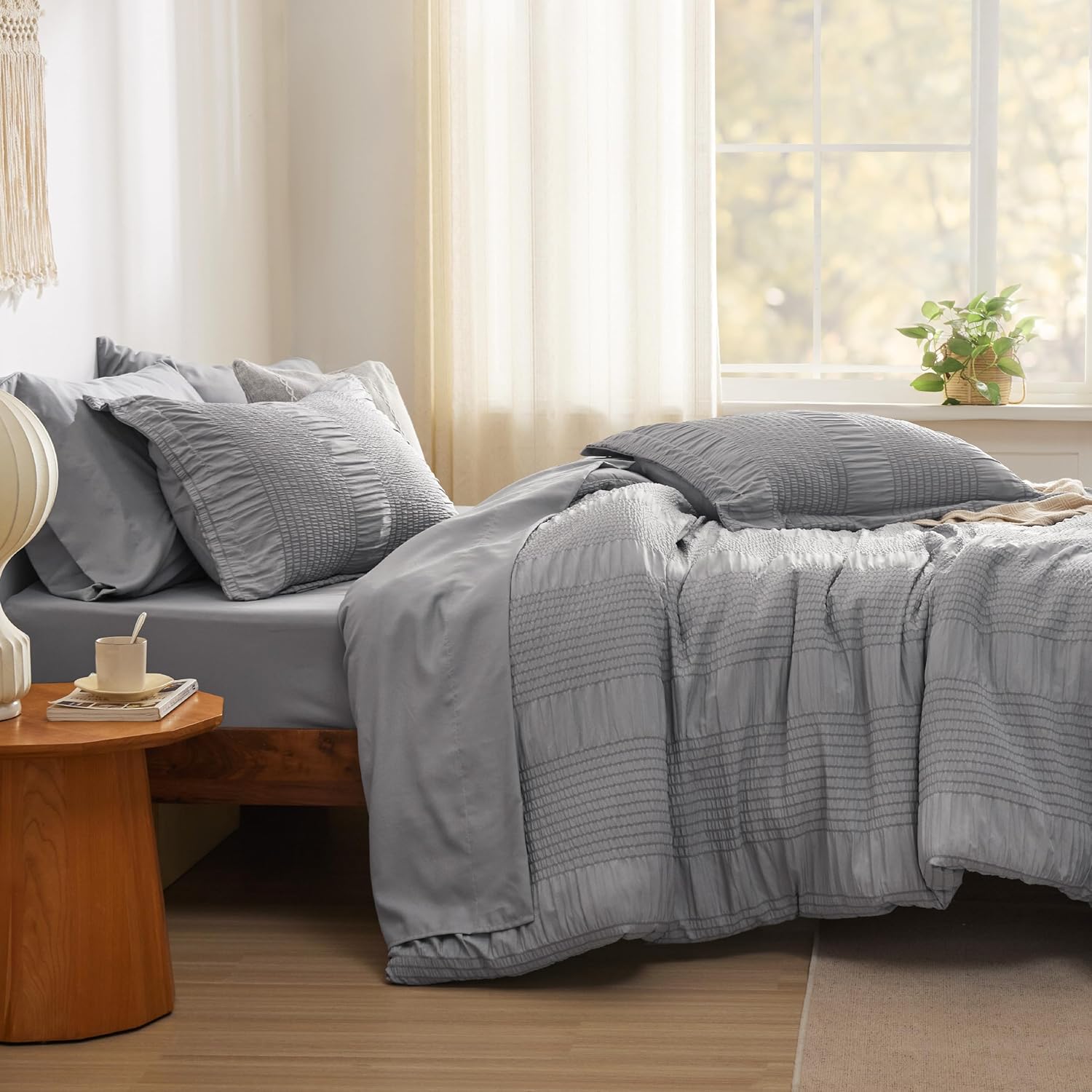 Bedsure Juego de cama King en una bolsa, juego de edredón tamaño King de 7 piezas, juego de ropa de cama de sirsaca a rayas, edredón alternativo