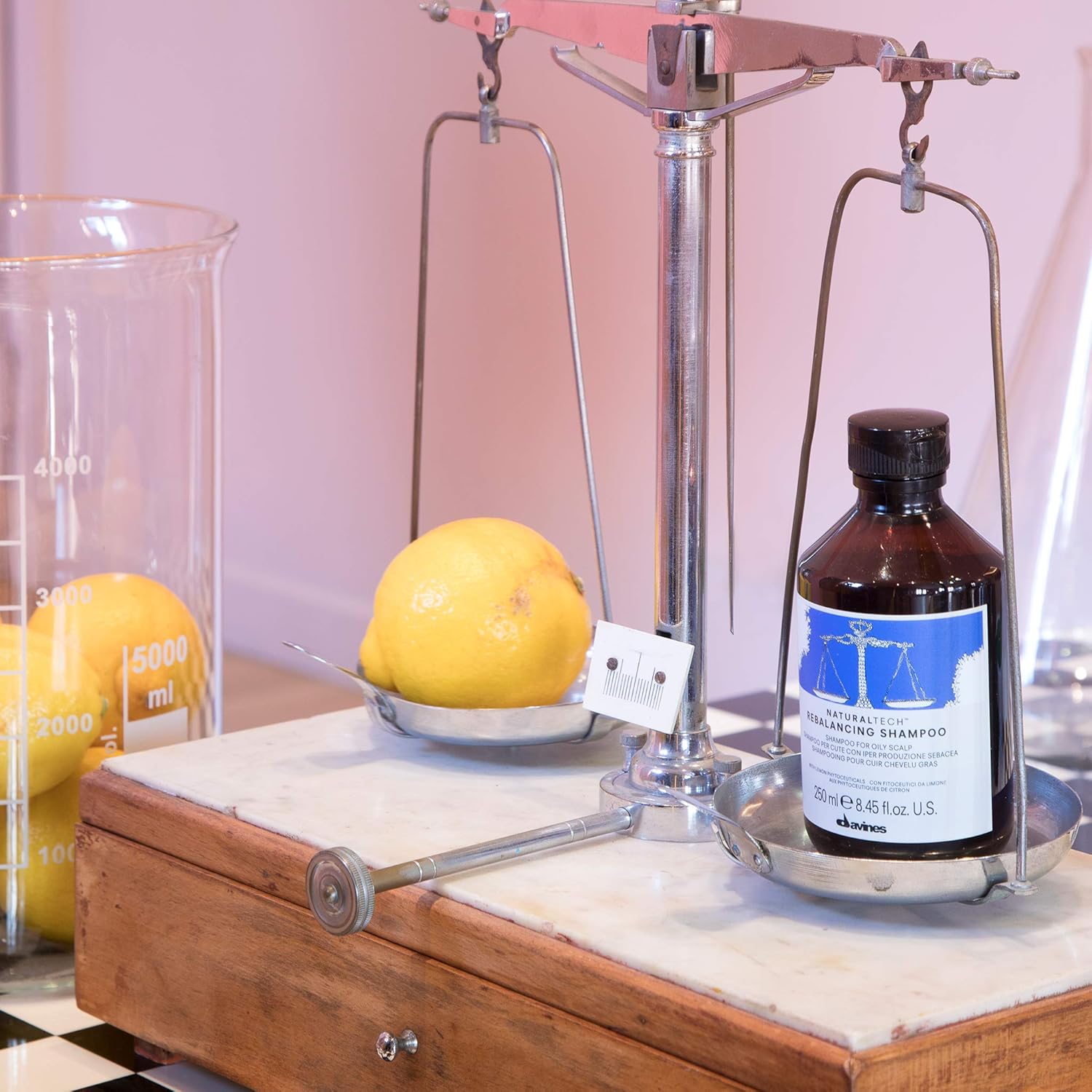 Davines Champú reequilibrante Naturaltech, limpia suavemente el cuero cabelludo mientras ayuda con el exceso de producción de sebo, añade brillo