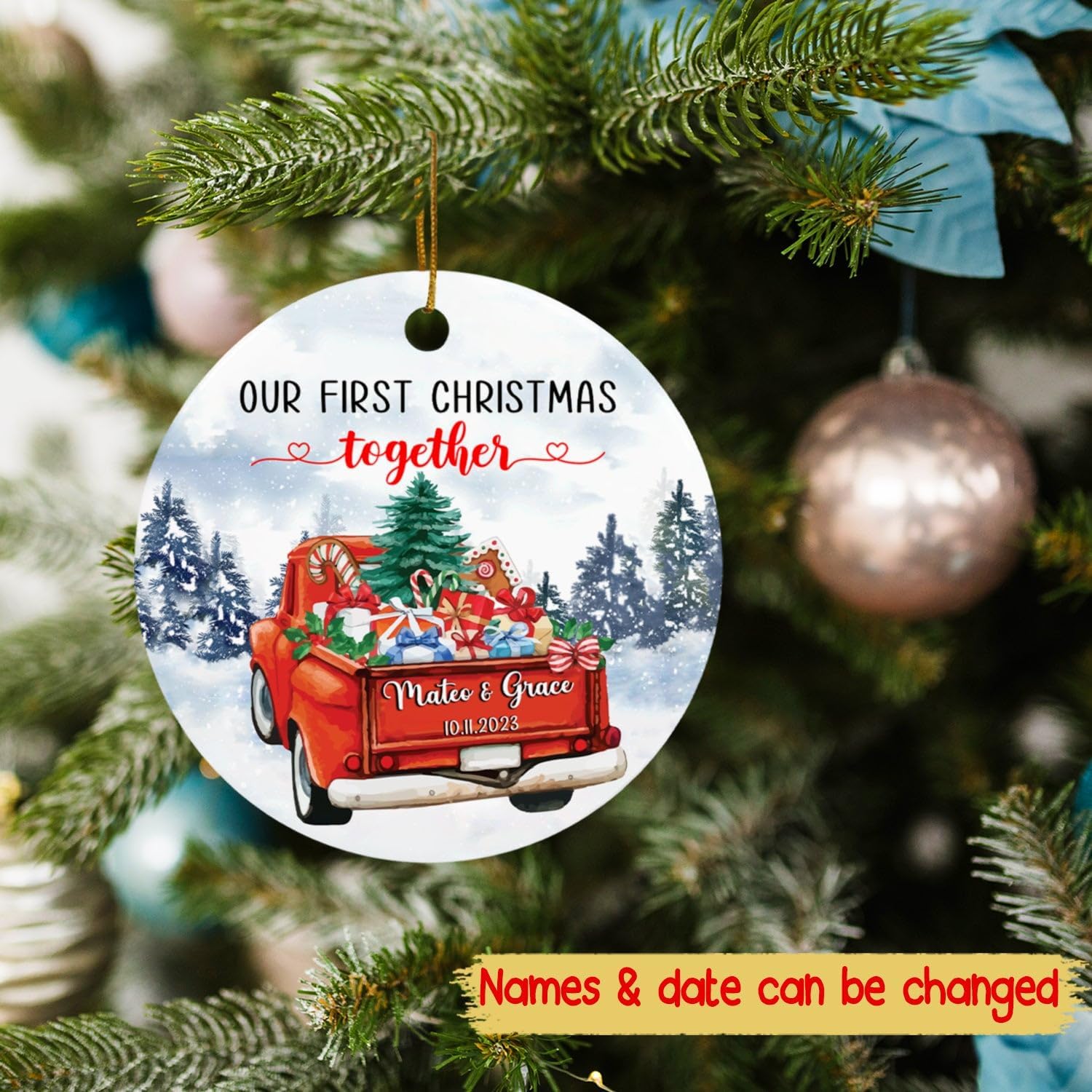 Adorno de Navidad con texto en inglés Our First Christmas Together Married Christmas 2024, auto rojo, fecha de nombre personalizado, para recién