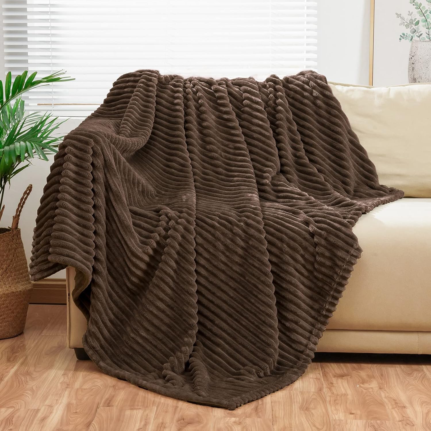 Manta de franela marrón (50 x 70 pulgadas) con bolsa de almacenamiento, manta de sofá de forro polar súper suave de 300 GSM con patrón de rayas para
