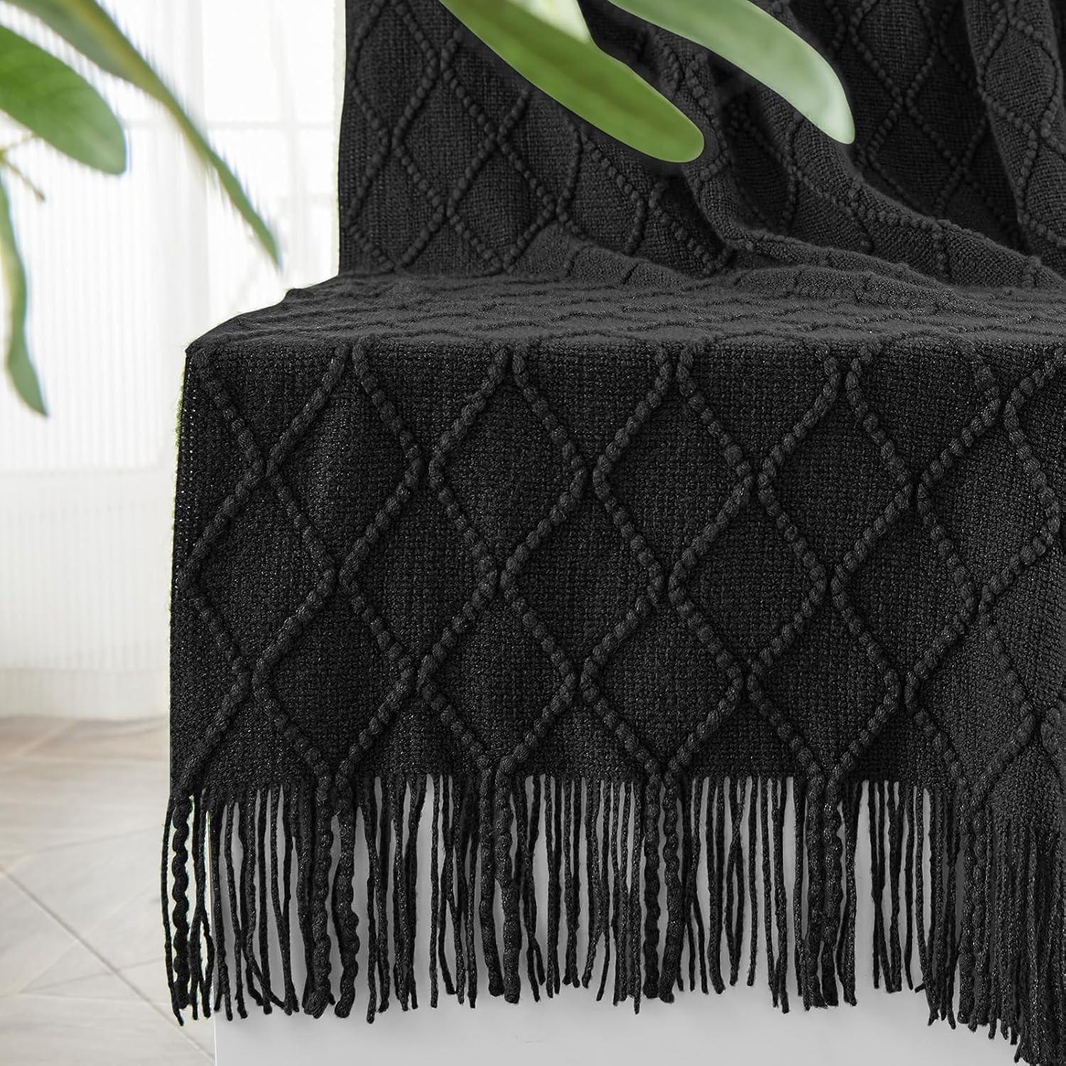inhand Mantas de punto para sofá y cama, manta de punto suave y acogedora con borla, mantas decorativas ligeras negras y mantas, manta tejida cálida