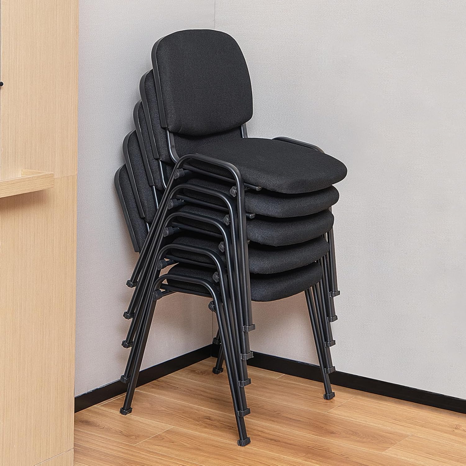 Tangkula Juego de 5 sillas de sala de conferencias, sillas apilables para invitados de oficina con respaldo y asiento tapizados, sillas ergonómicas