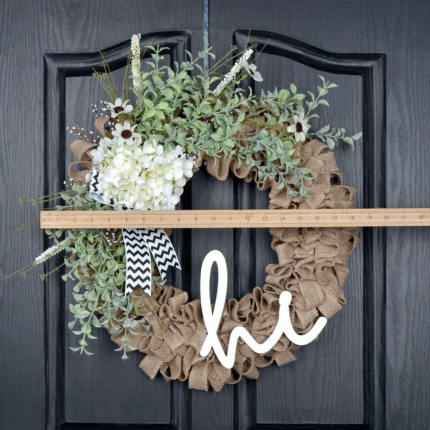 QUNWREATH Corona de arpillera para puerta delantera, corona de arpillera de 18 pulgadas, hecha a mano, corona de hortensias de granja  vid (blanco