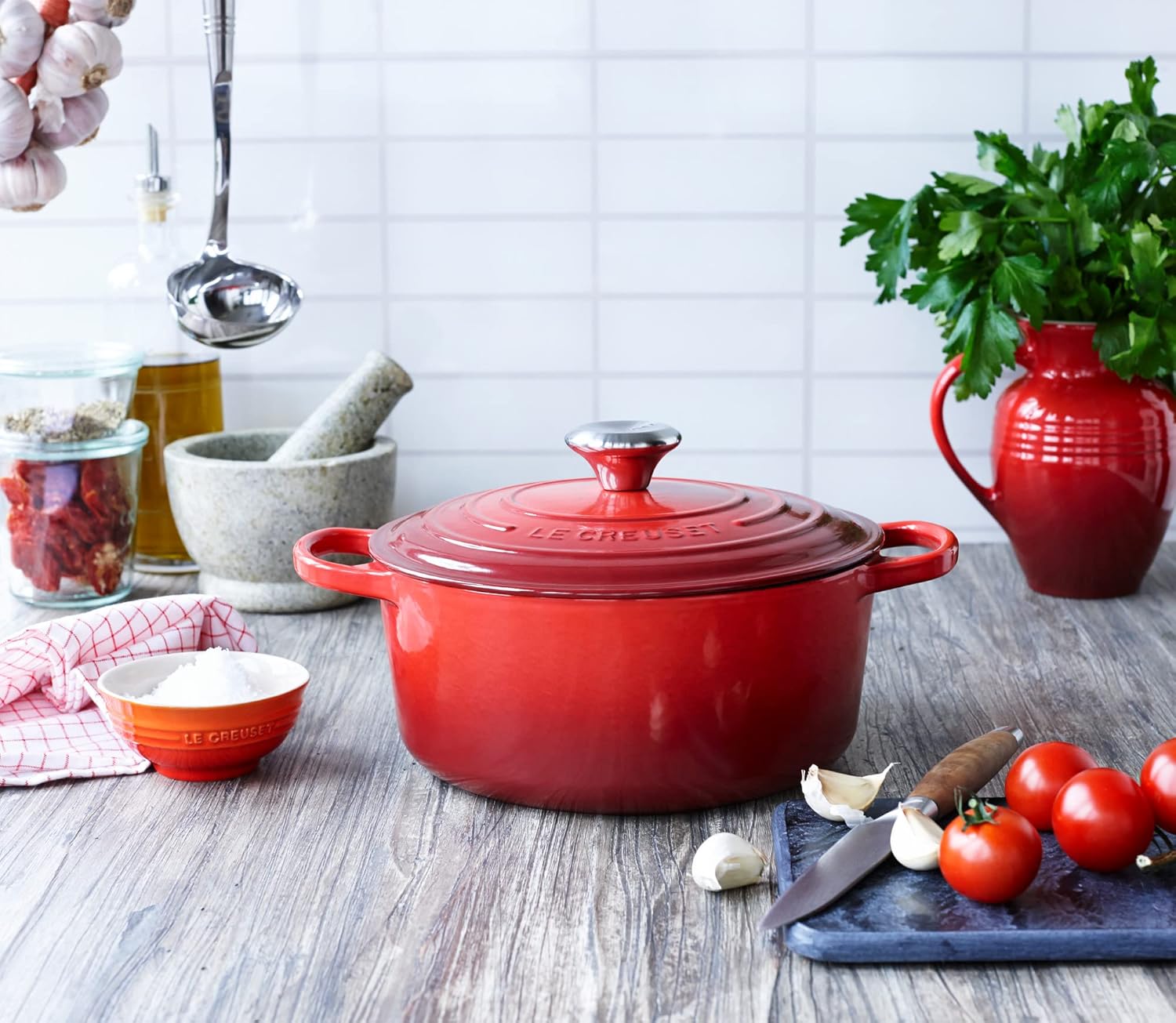 Le Creuset Horno holandés redondo de hierro fundido esmaltado, 2 cuartos de galón, cereza