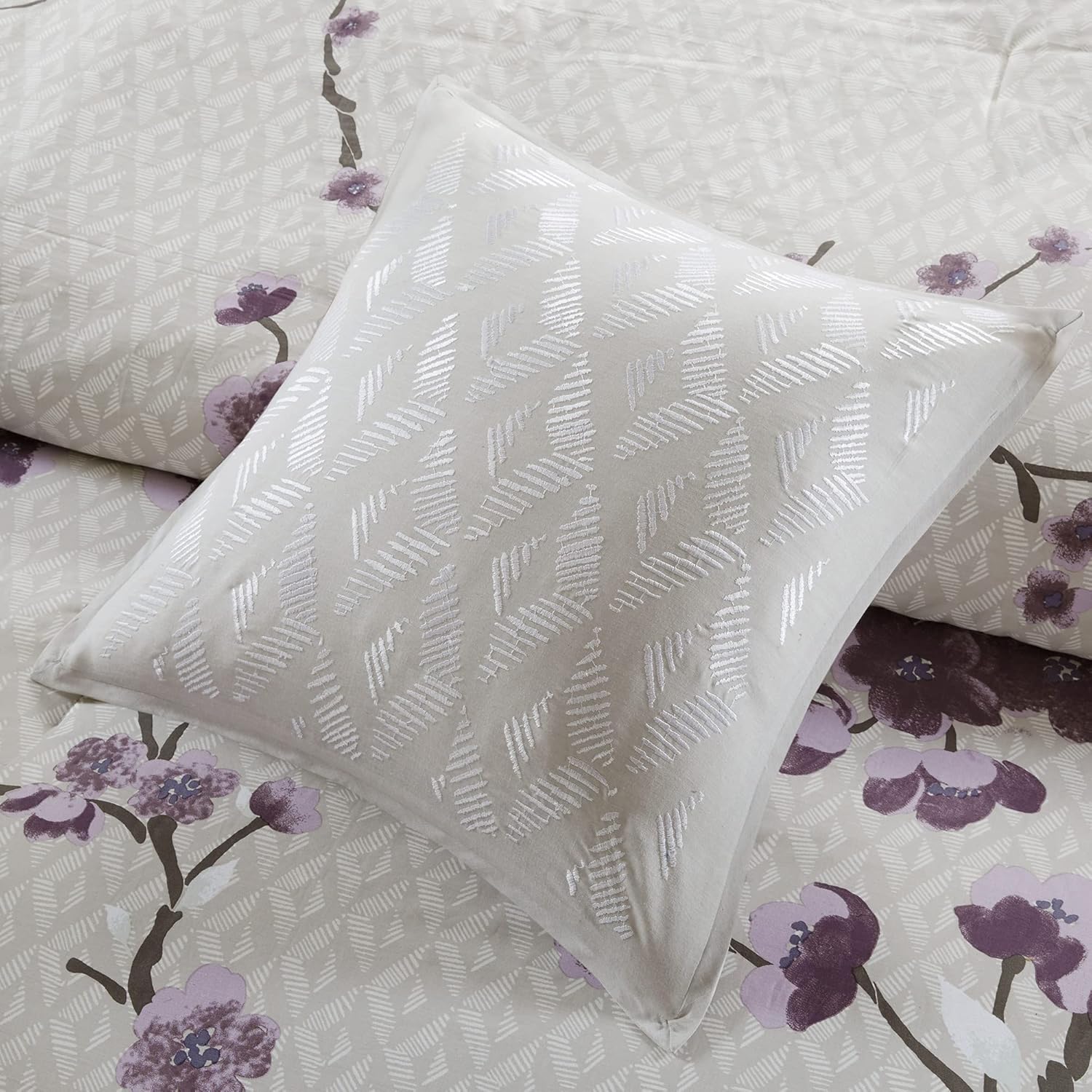 Madison Park Cozy Parrizer Nature Scenery DISEÑO Temporada, Falda de cama a juego, Almohadas decorativas, Reina, Púrpura 8 pieza