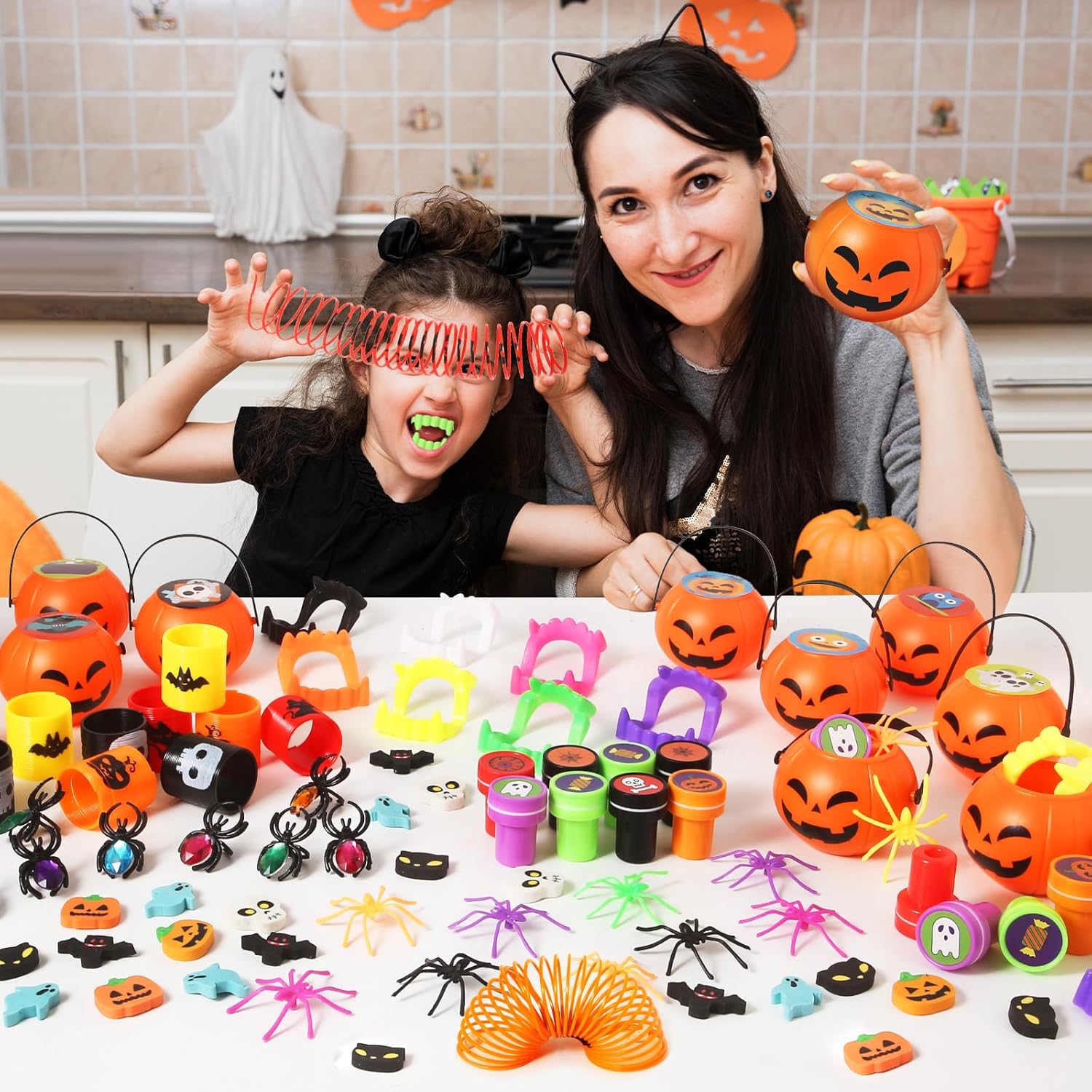 168 piezas de recuerdos de fiesta de Halloween para niños, paquete de 24 calabazas precargadas de Halloween con juguetes, araña, dientes de vampiro,