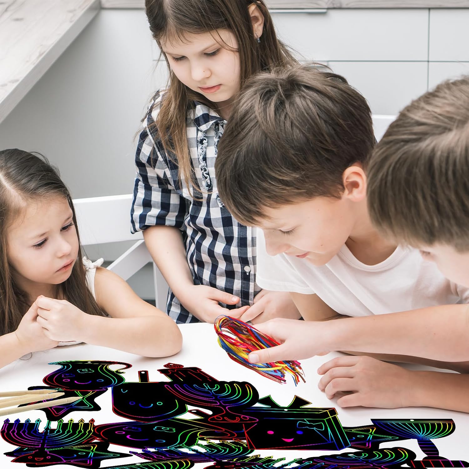 Qilery Juego de 64 tarjetas rascadoras de Janucá para manualidades, suministros de fiesta de Hanukkah, color arcoíris con lápices de madera, kit de