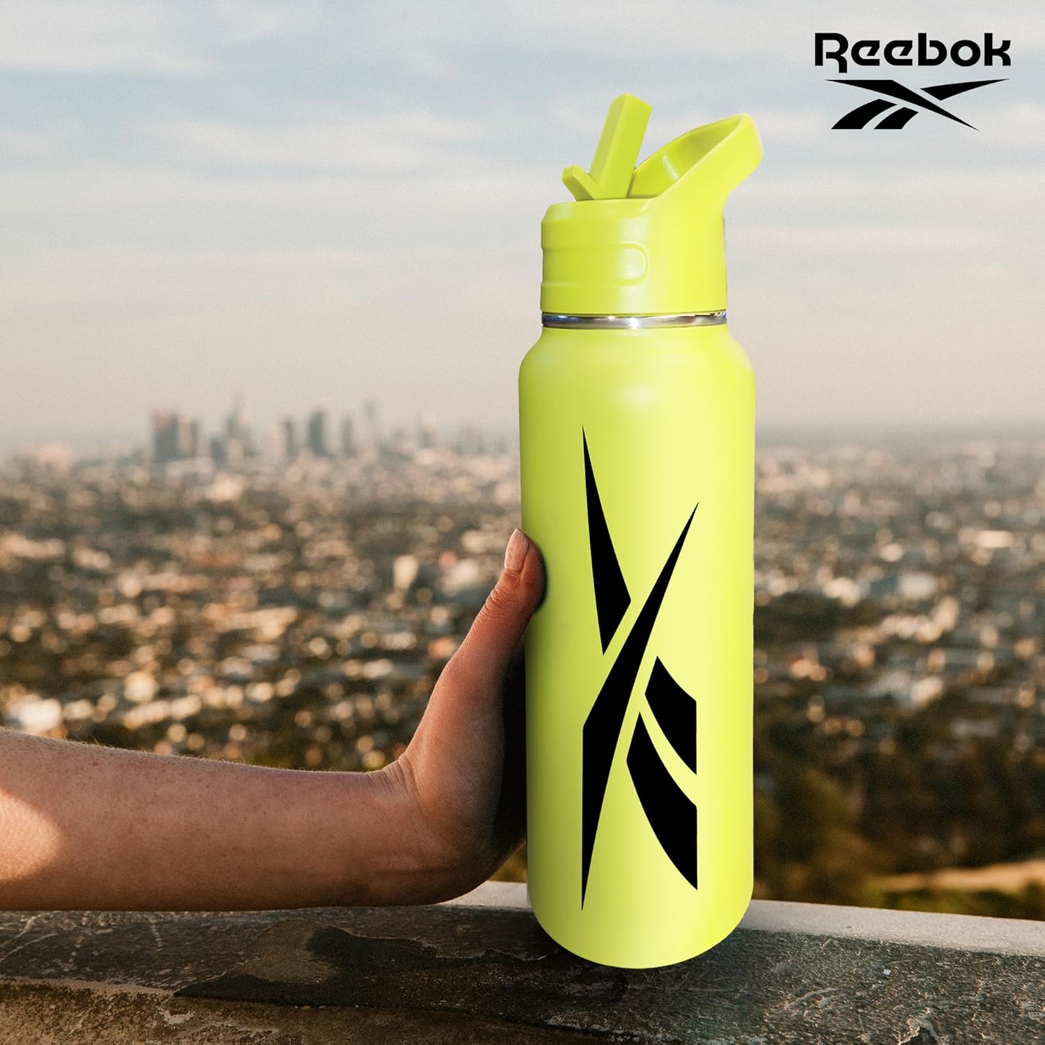Reebok Botella de agua de acero inoxidable con tapa de popote y diseño atlético, 32 onzas, botella de agua deportiva aislada al vacío de doble pared