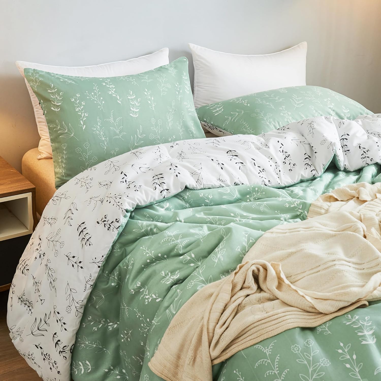 SeaRoomy Juego de edredón tamaño Queen, 3 piezas reversibles con estampado floral, color verde salvia y blanco, flores botánicas para todas las