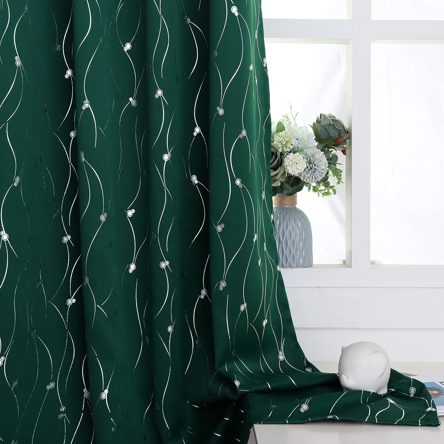 BGment Cortinas opacas de Navidad de 63 pulgadas de largo, juego de 2 paneles con ojales y aislamiento térmico para oscurecer la habitación, con