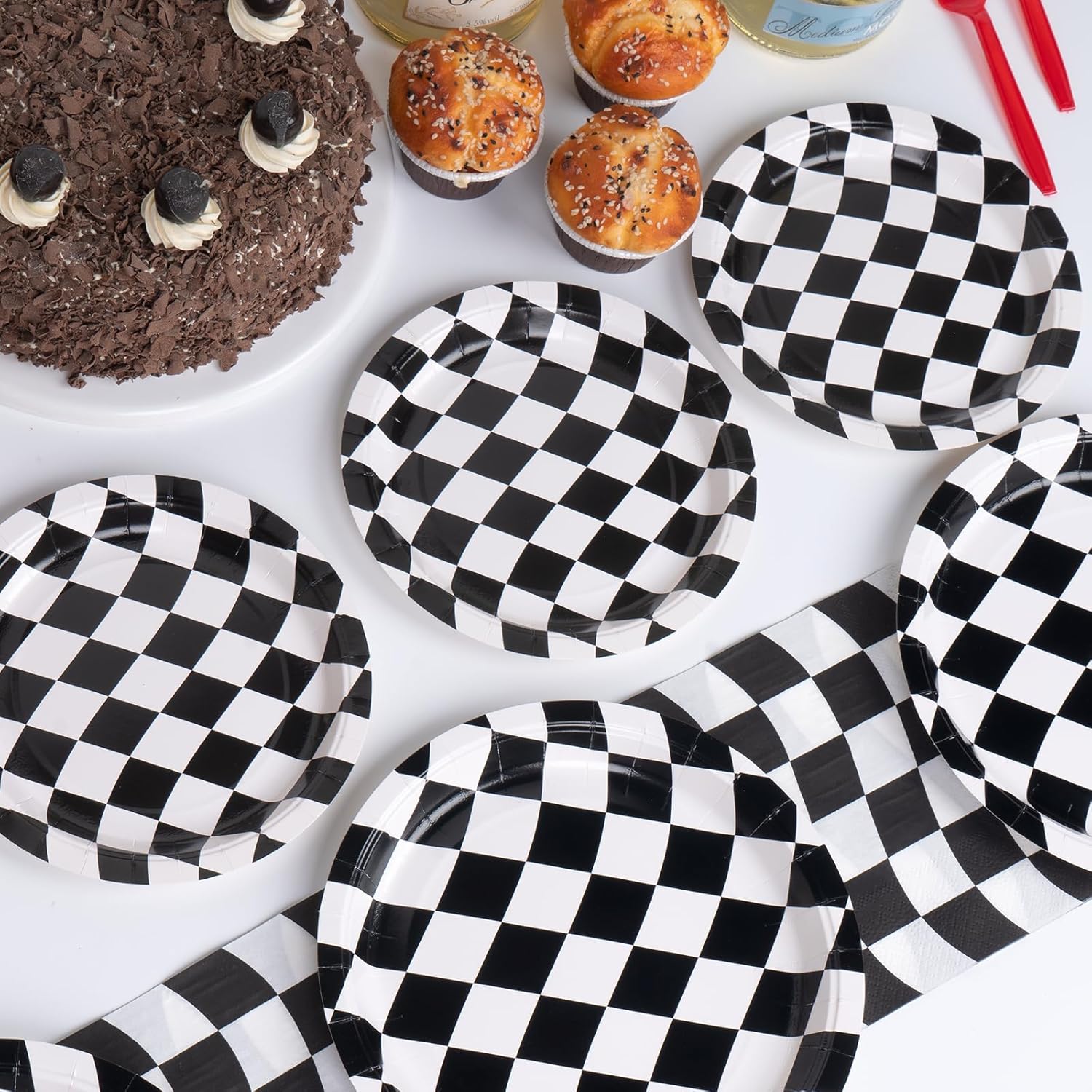 DECORLIFE 96 piezas de suministros de fiesta de bandera a cuadros, platos y servilletas a cuadros en blanco y negro para 24, decoración de fiesta de