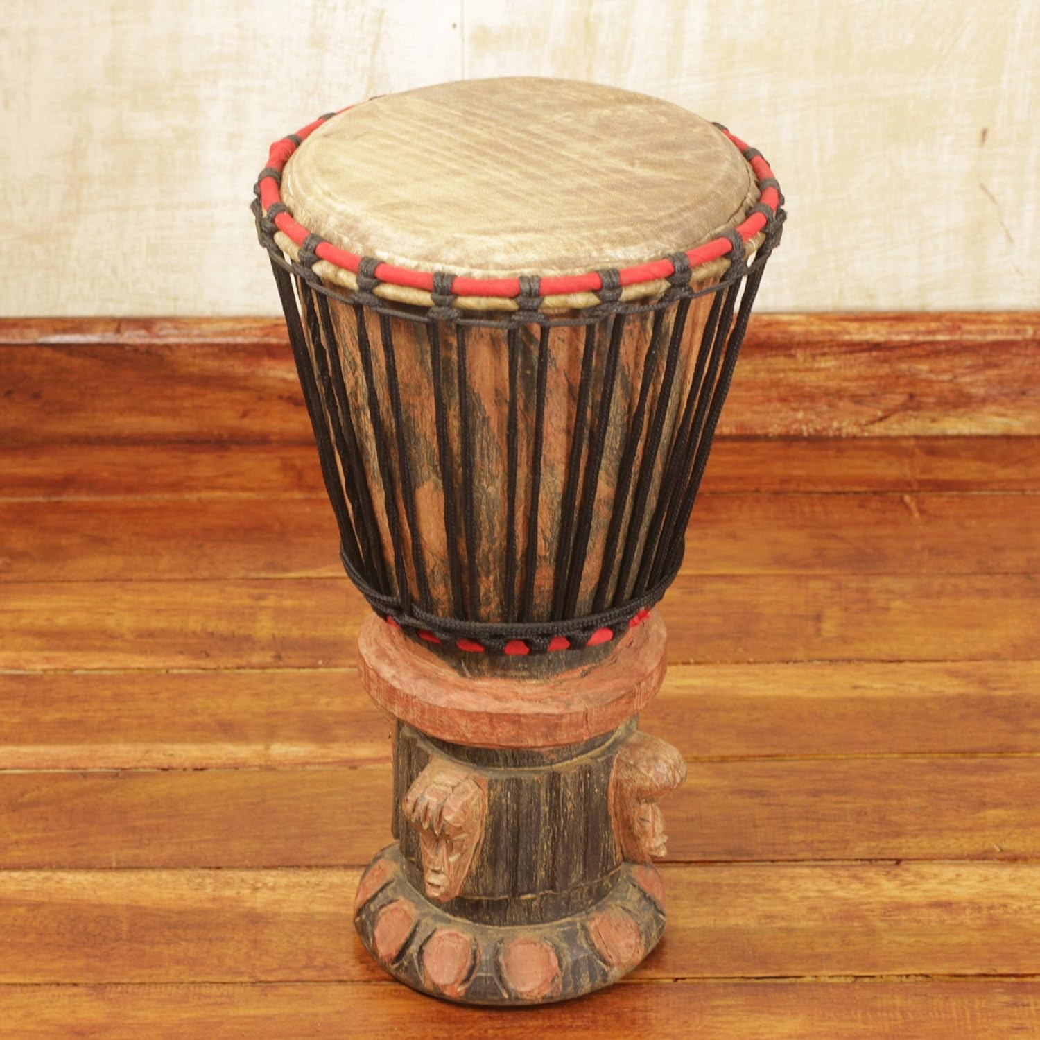 NOVICA Tambor Djembe de madera tallada a mano con correa de algodón, piensa juntos