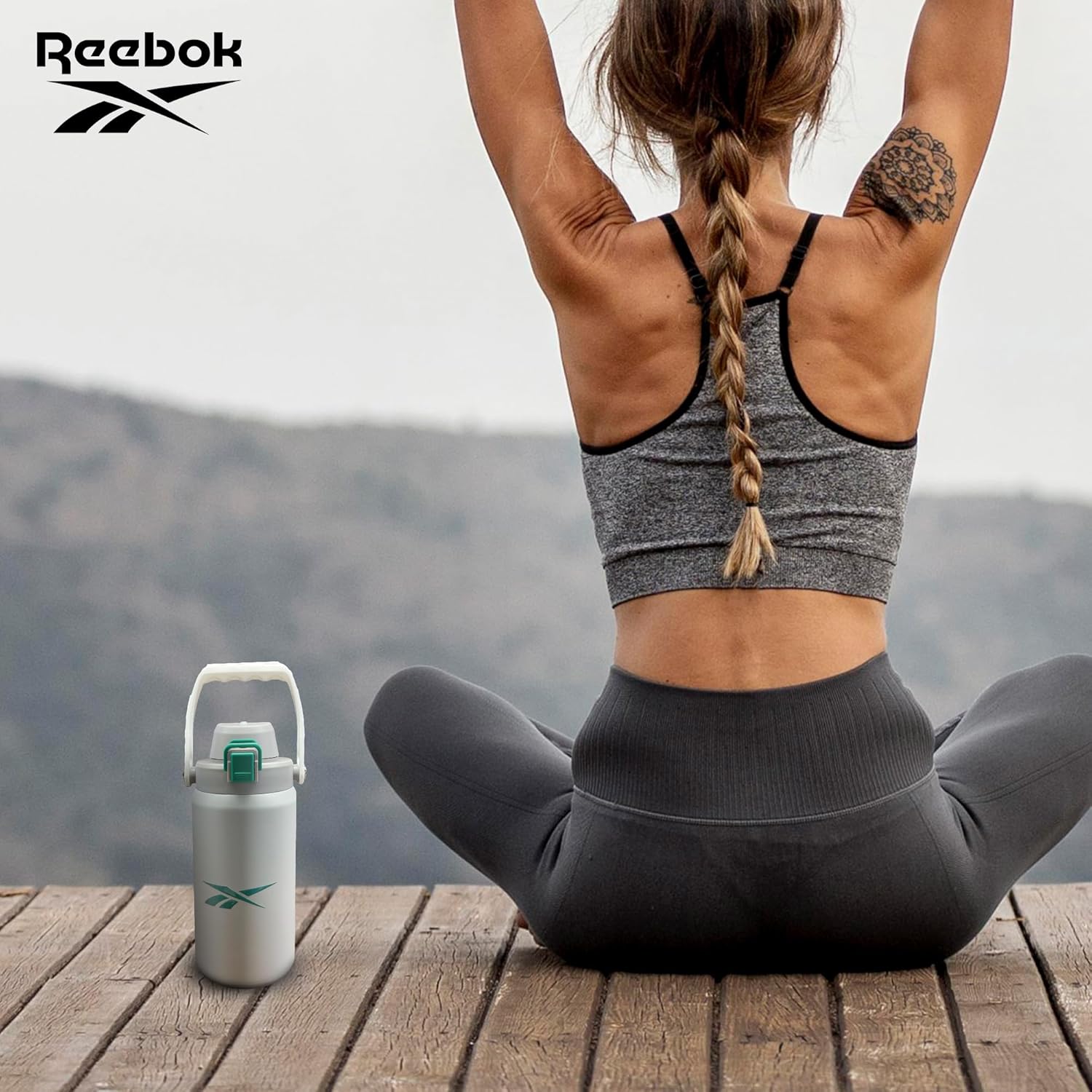 Reebok Botella de agua de acero inoxidable para acampar, botella de agua aislada de 32 onzas, botella de agua de campamento aislada al vacío de