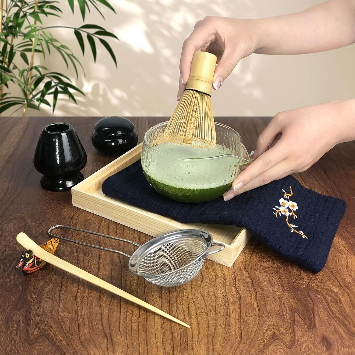 Artcome Juego de té matcha japonés, cuenco de vidrio con boquilla para verter, batidor de bambú, soporte para batidor de cerámica, estuche de