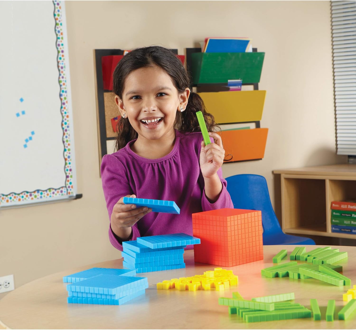 Learning Resources Brights Base Ten – Juego de aula para 20 a 25 estudiantes, 823 piezas, a partir de 6 años y cubos MathLink, juego de 100 cubos, a