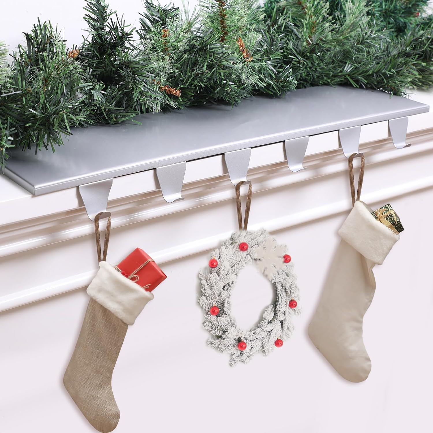 Soporte para calcetines de Navidad con 6 ganchos, ganchos de metal para colgar con almohadillas protectoras, mantel resistente para chimenea,