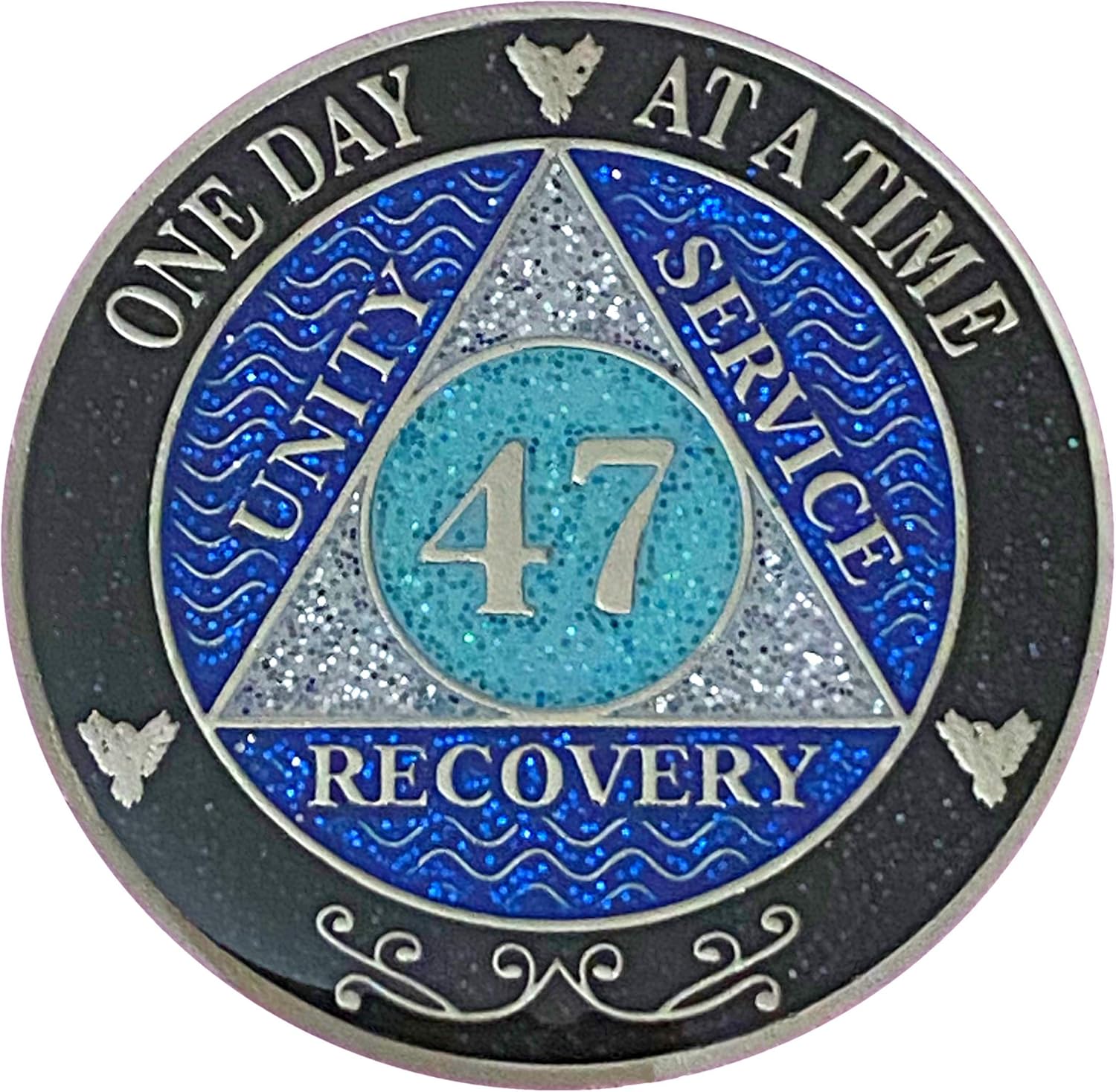 (años 1-50) Medallón de purpurina plateado de recuperación AA de 47 años, arcoíris negro, azul, moneda de purpurina plateada, cubierta de epoxi (AA