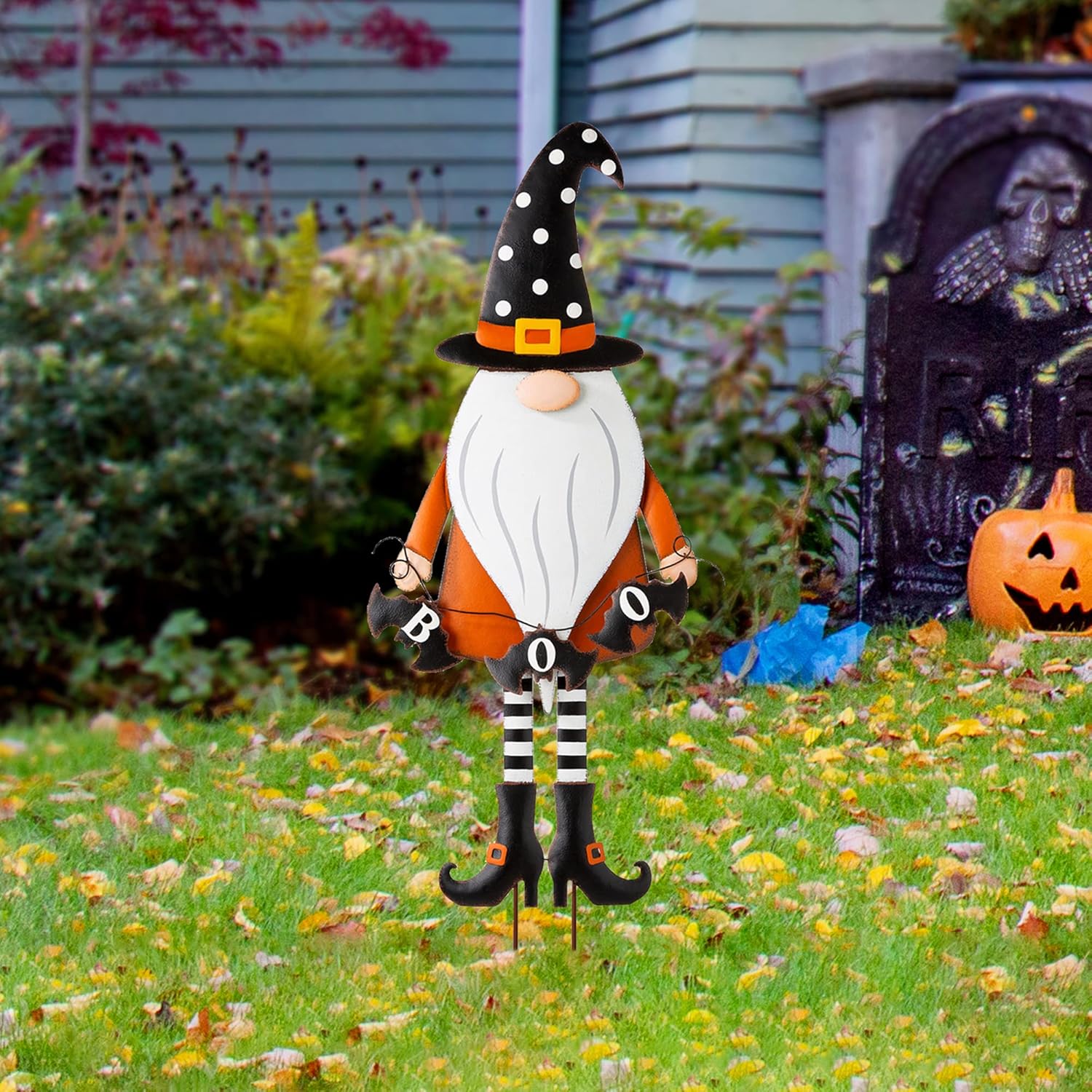 Glitzhome Letrero de metal con estacas de gnomo de Halloween, decoración para colgar en la pared, 32 pulgadas de alto, naranja