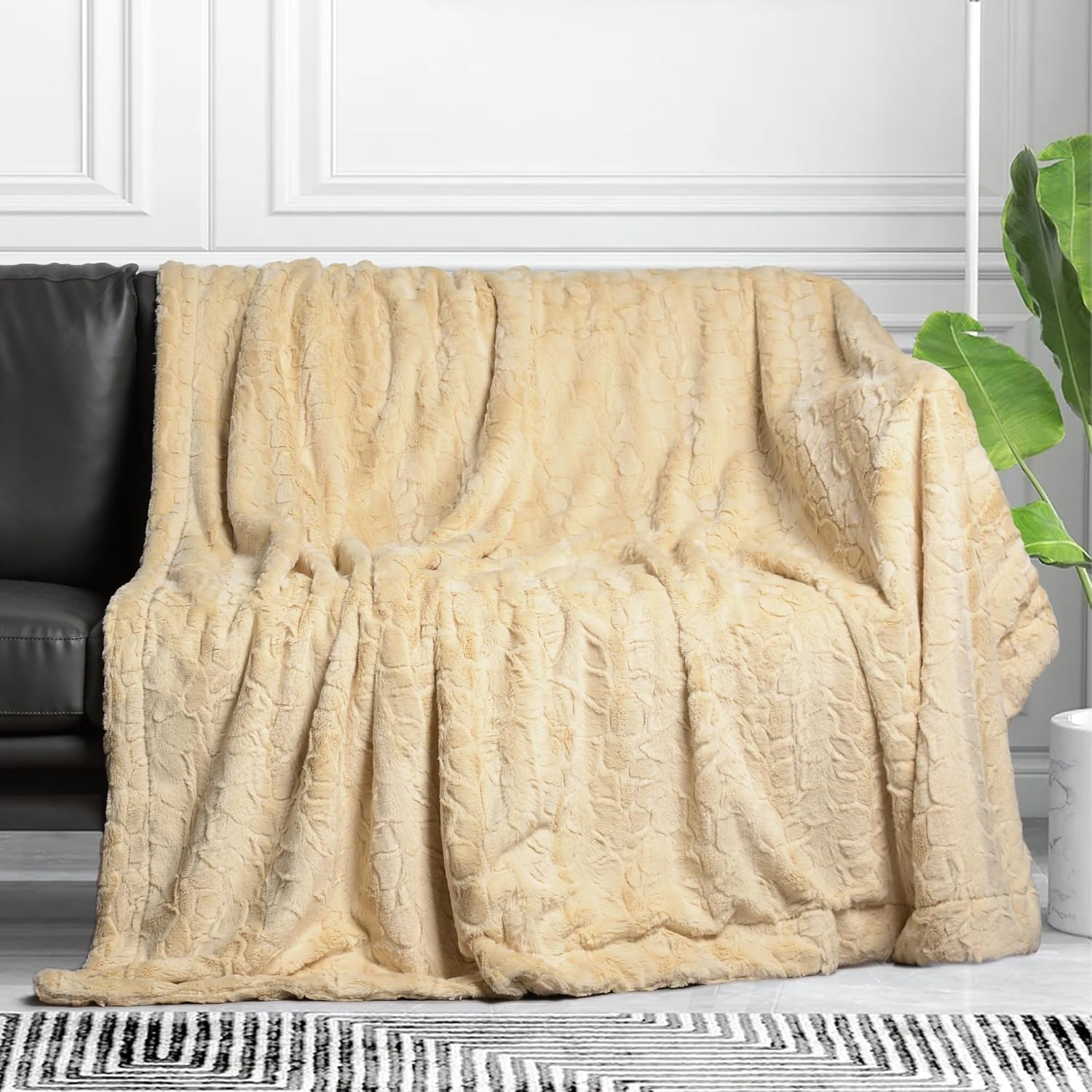 Manta de piel sintética reversible, suave y esponjosa, manta de lujo para cama, sofá y sofá, 51 x 63 pulgadas, color beige