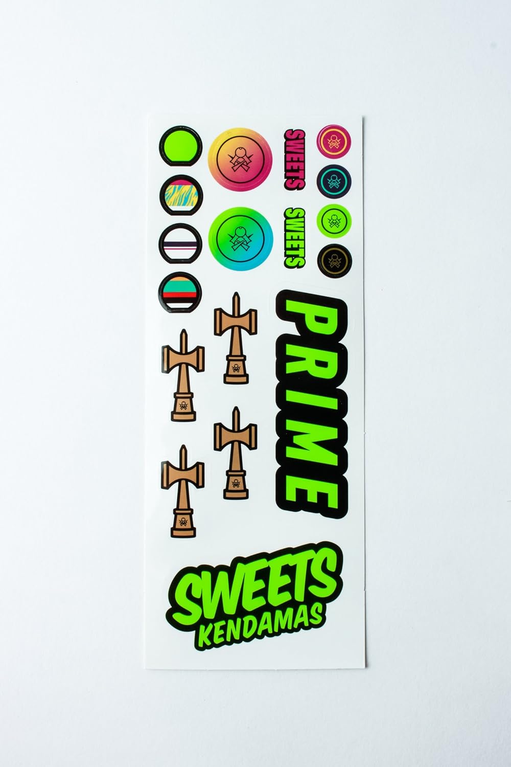Sweets Kendamas Radar Boost Kendama – Pintura adhesiva, perfecta para principiantes, paquete de regalo de accesorios de cuerda extra (rojo)
