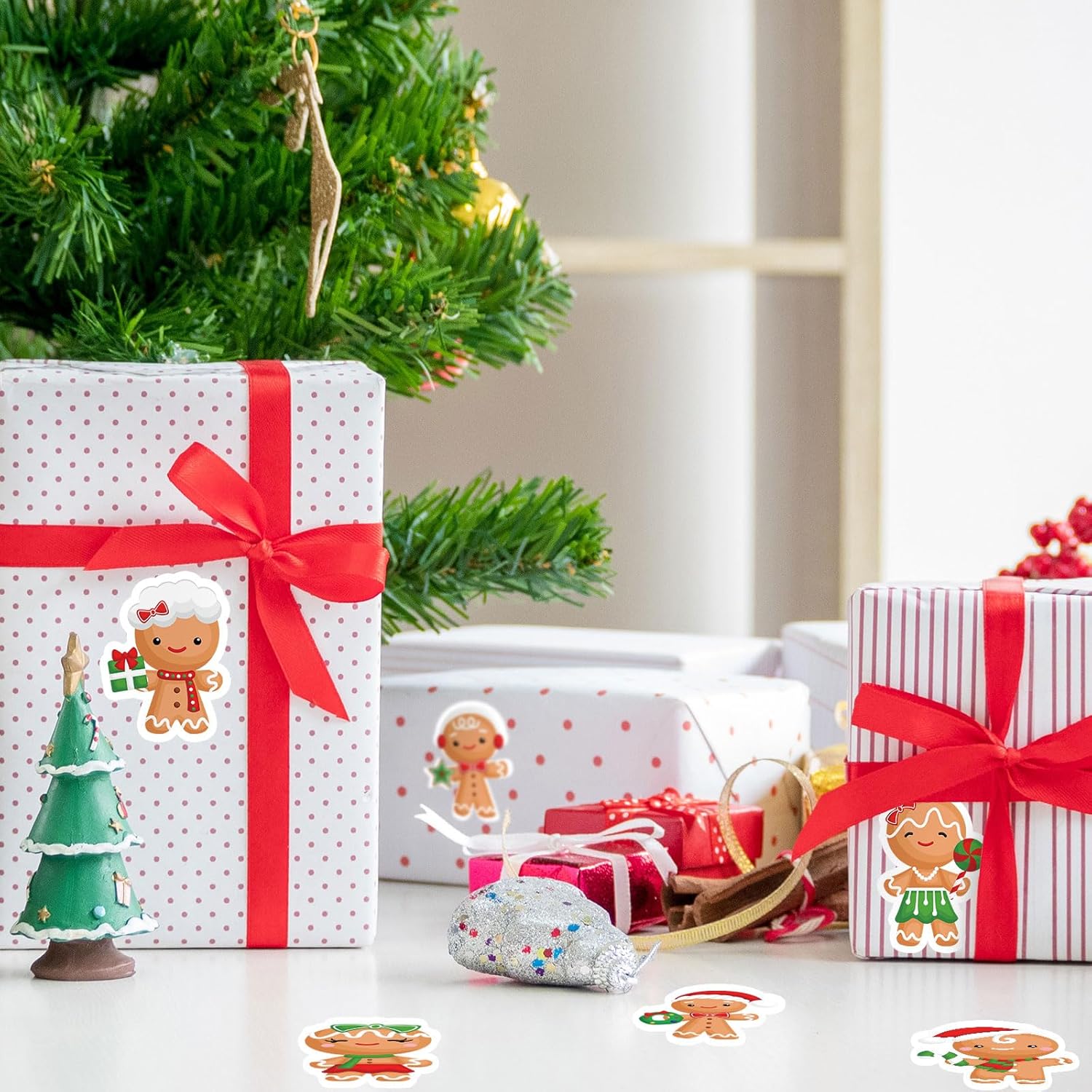 Whaline 1000 calcomanías de Navidad en rollo de hombre de jengibre, 12 diseños divertidos de dibujos animados, adhesivos decorativos para regalo,