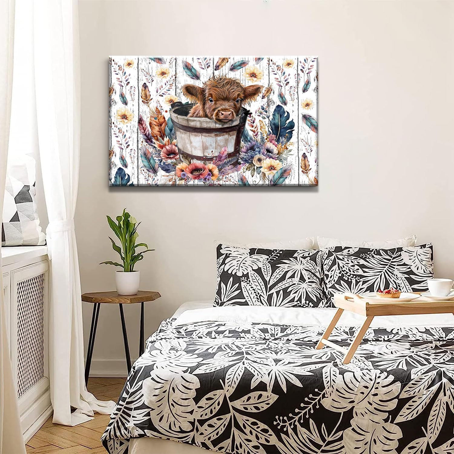 Bonito lienzo de vaca de las tierras altas en lienzo, arte de pared rústico para baño, decoración de pared de baño con plumas coloridas, póster