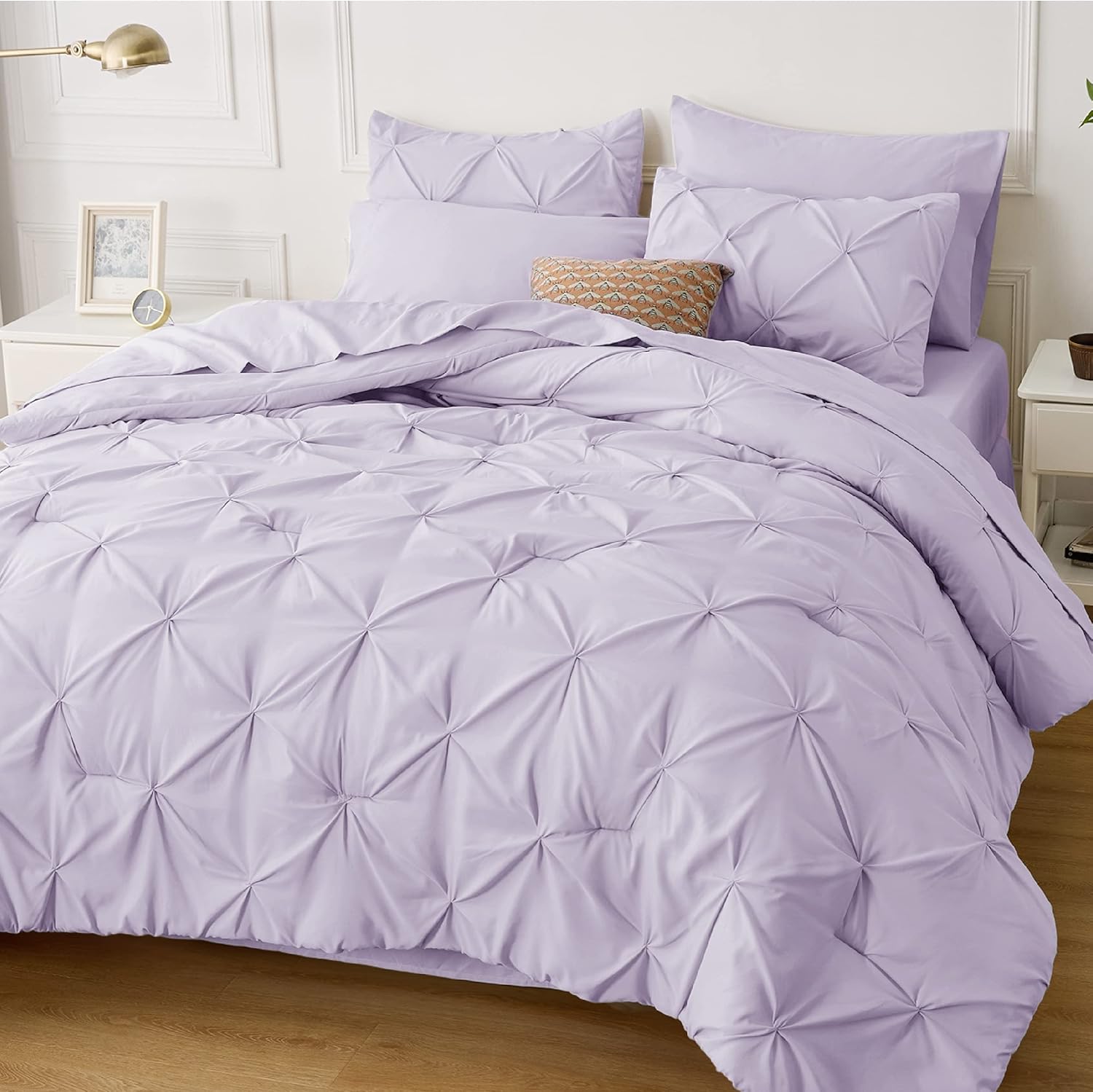 Bedsure Juego de edredón de color morado claro tamaño King, juego de ropa de cama King de 7 piezas, ropa de cama con pintuck en una bolsa, juego de
