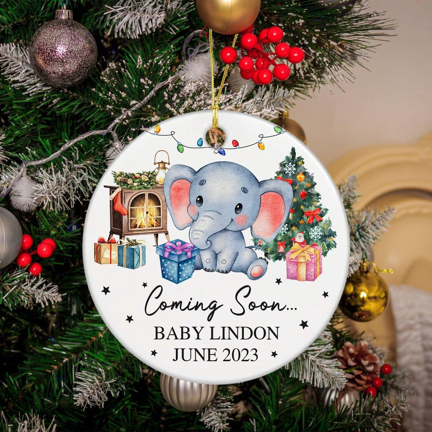 Coming Soon – Adorno de Navidad 2023 para bebé, nombre de bebé personalizado y fecha, elefante bebé con caja de regalo, adorno de árbol de Navidad,