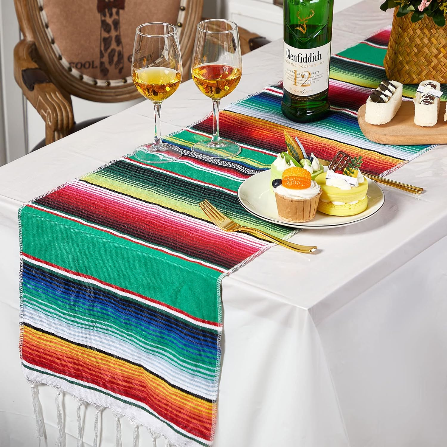 Juego de 24 caminos de mesa mexicanos y manteles blancos de 14 x 108 pulgadas, camino de mesa de serape a rayas de color arcoíris de 54 x 108