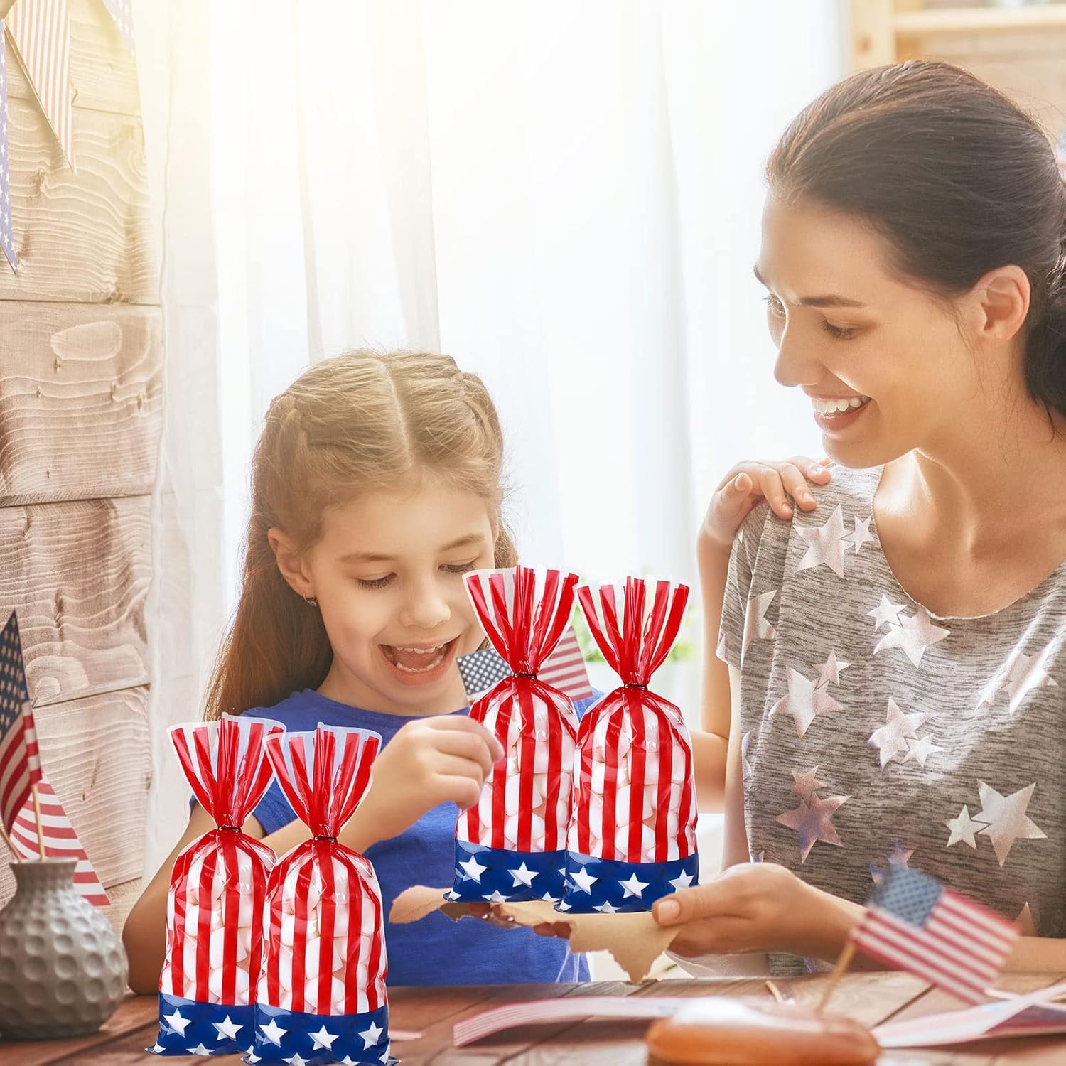 Whaline 150 bolsas patrióticas de celofán para violonchelo, 4 de julio, estrellas y rayas, bolsas de celofán con lazo giratorio, bandera