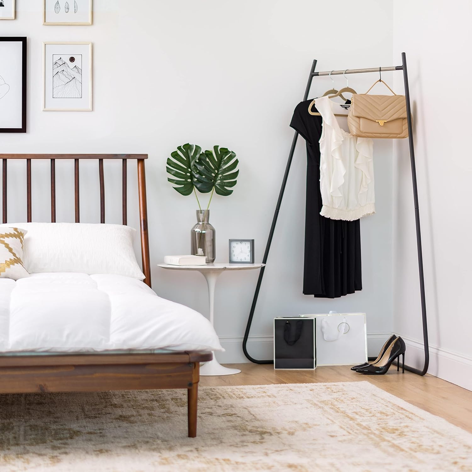Iris USA Perchero esquinero para colgar ropa, fácil de montar, estante de metal independiente, almacenamiento en espacio pequeño, diseño moderno y