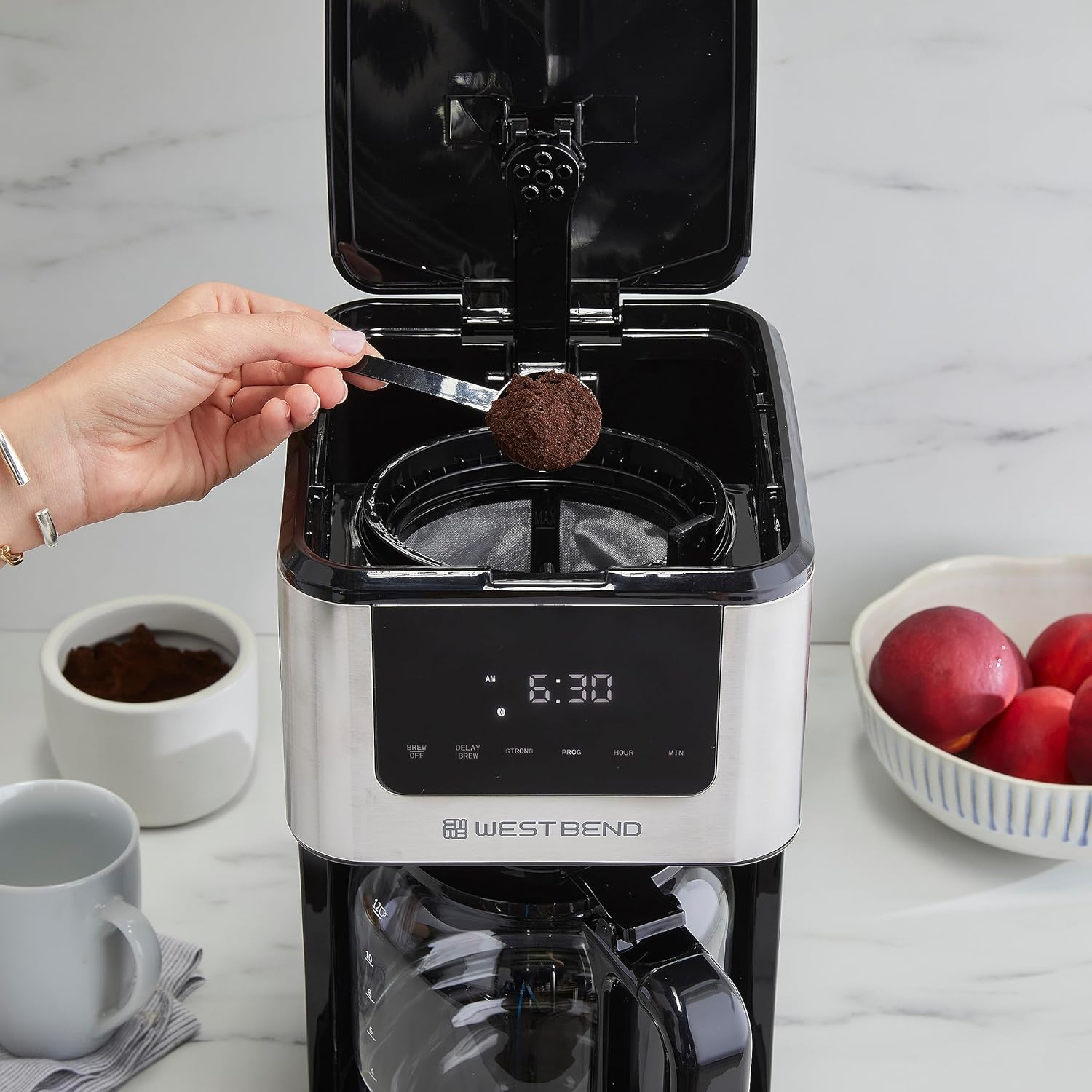 West Bend Cafetera de goteo que prepara caliente o helado, programable con selector de fuerza de preparación y apagado automático y 6 funciones con