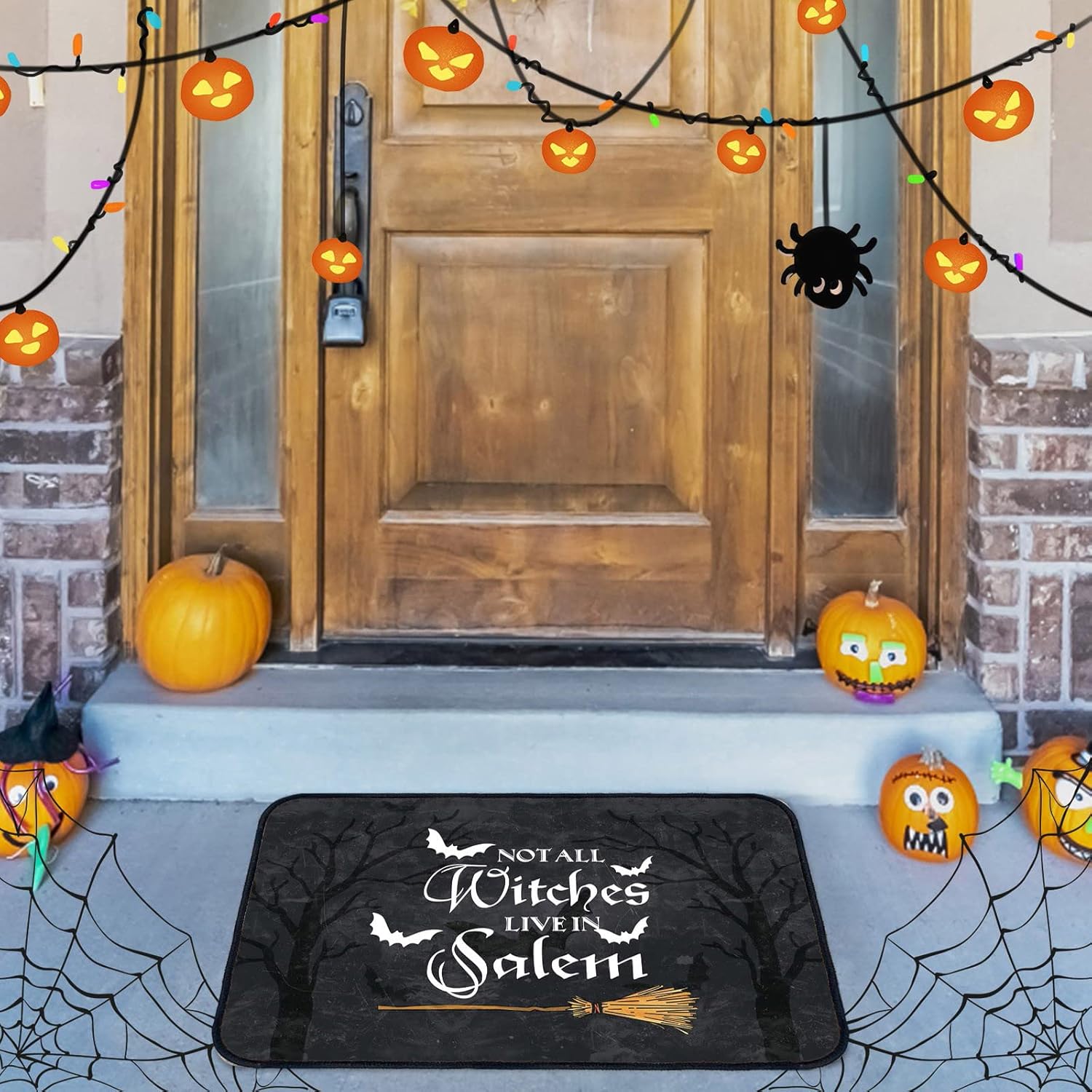 Tapete de Halloween para puerta de exterior e interior, tapete de bienvenida con texto en inglés “Not All Witch Live in Salem”, tapete divertido