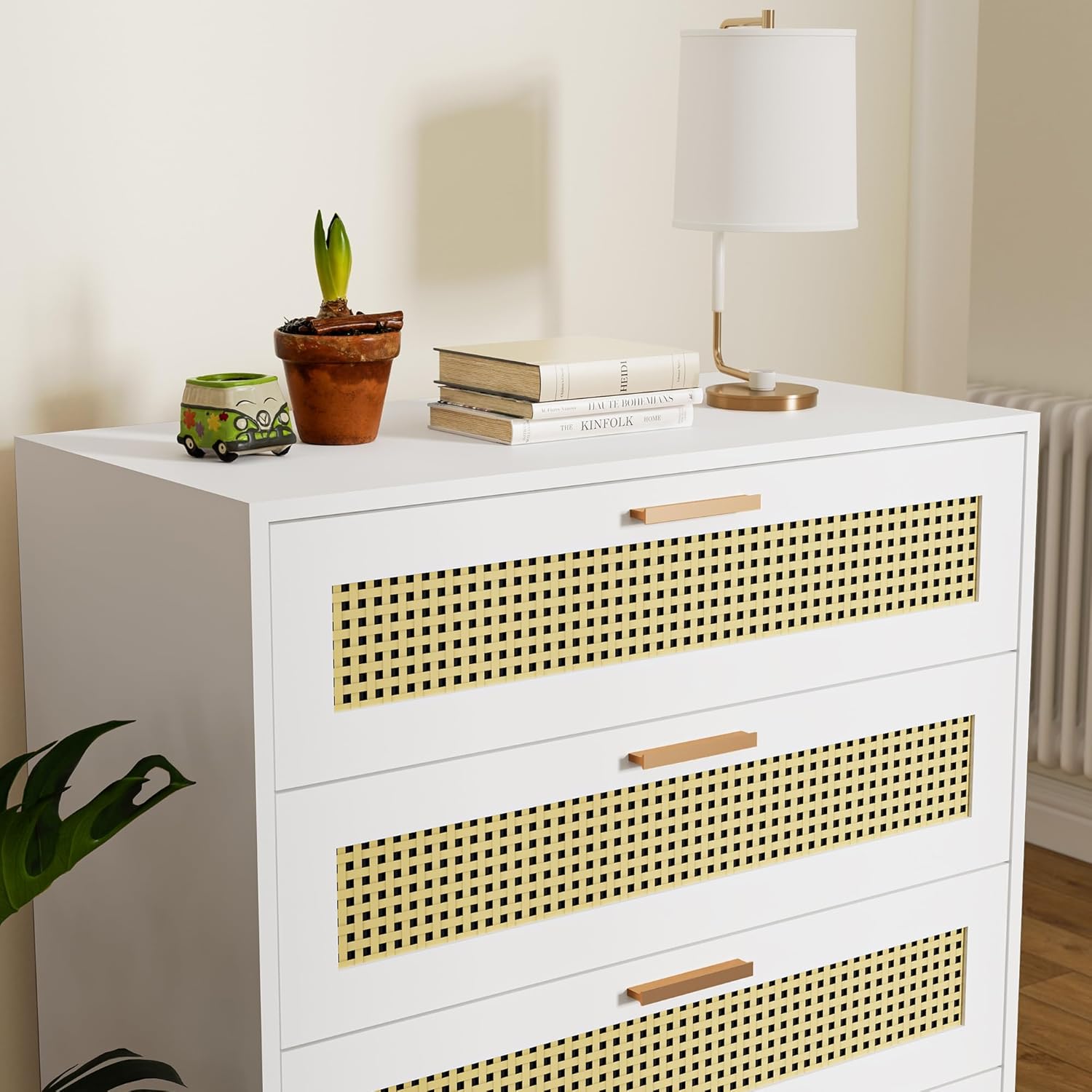 Cozy Castle Cómoda bohemia de 4 cajones, cómoda de madera con asas de metal, cómoda moderna de ratán para dormitorio, color blanco