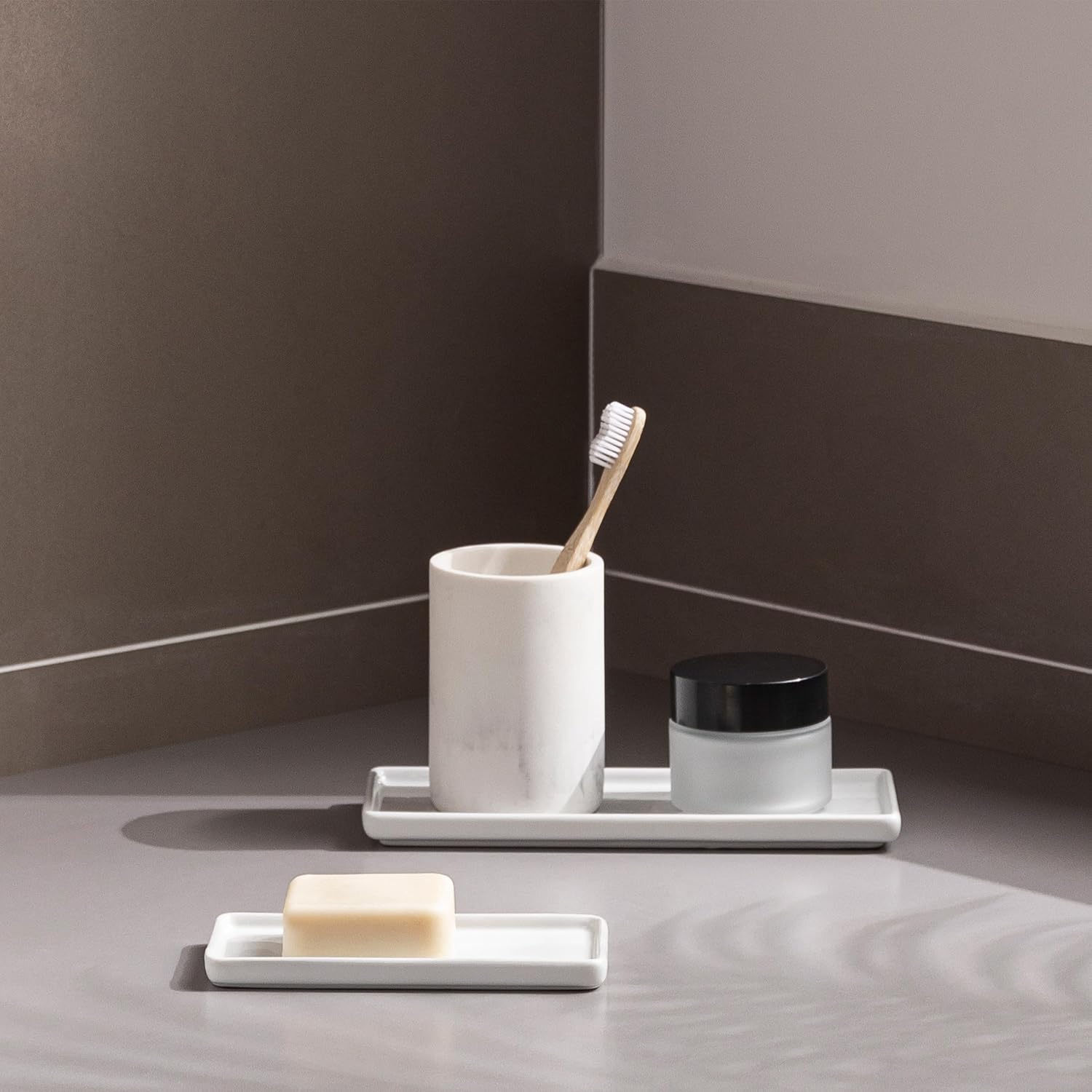 Oyydecor Bandeja de baño para encimera, bandeja rectangular de cerámica para lentes, llaves y anillos, 2 juegos de bandeja dispensadora de jabón