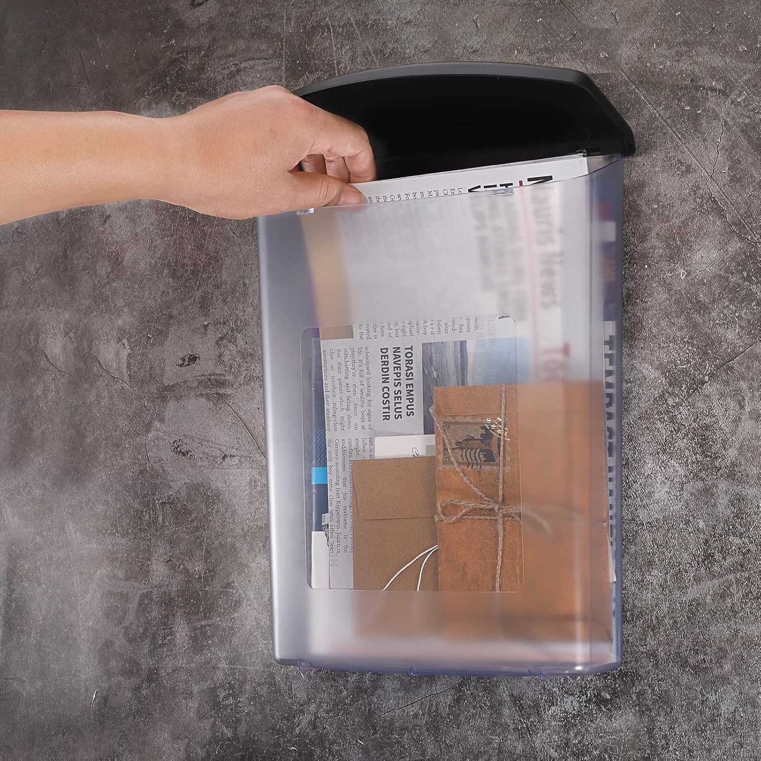 BTSKY Soporte para folletos al aire libre, caja de exhibición de literatura de plástico, soporte para postal de montaje en pared con tapa negra,