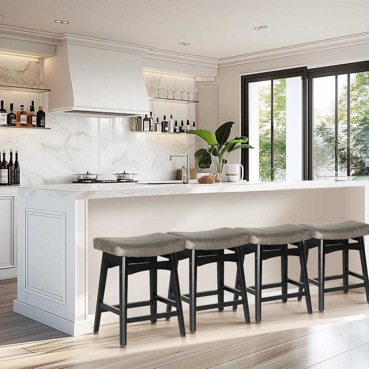 MAISON ARTS Juego de 4 taburetes de bar grises para encimera de cocina, patas de madera maciza con asiento de silla de montar de piel sintética,