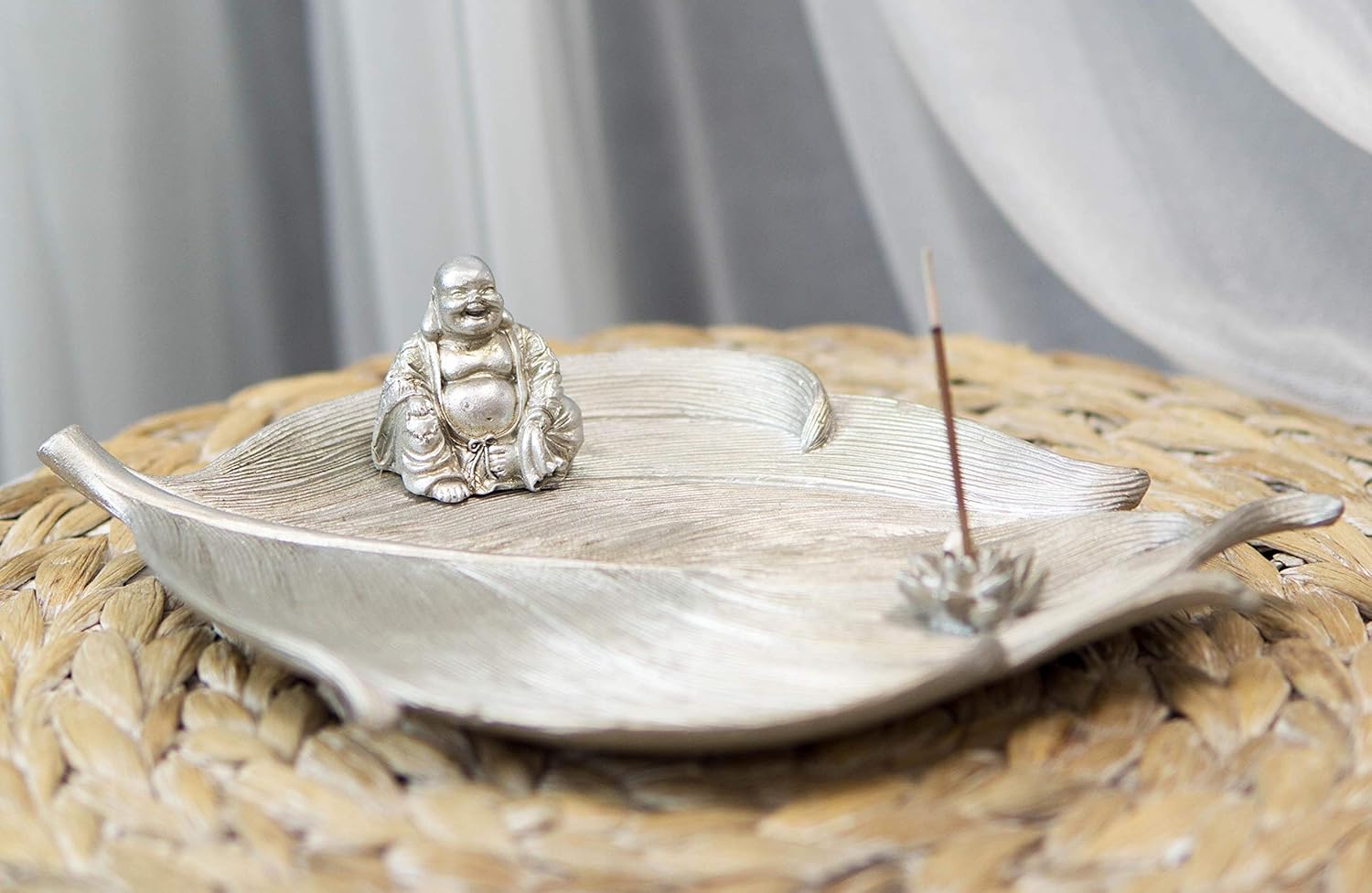 Ebros Gift Buddhism Hotei Laughing Buddha sentado en Bodhi hoja de árbol con flor de loto incienso soporte quemador figura Zen Feng Shui hogar
