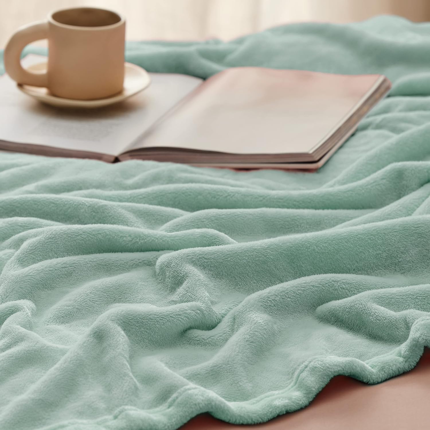 Bedsure Manta de forro polar verde salvia, tamaño King, 280GSM, suave, ligera, acogedora, para cama, sofá, viajes, campamento