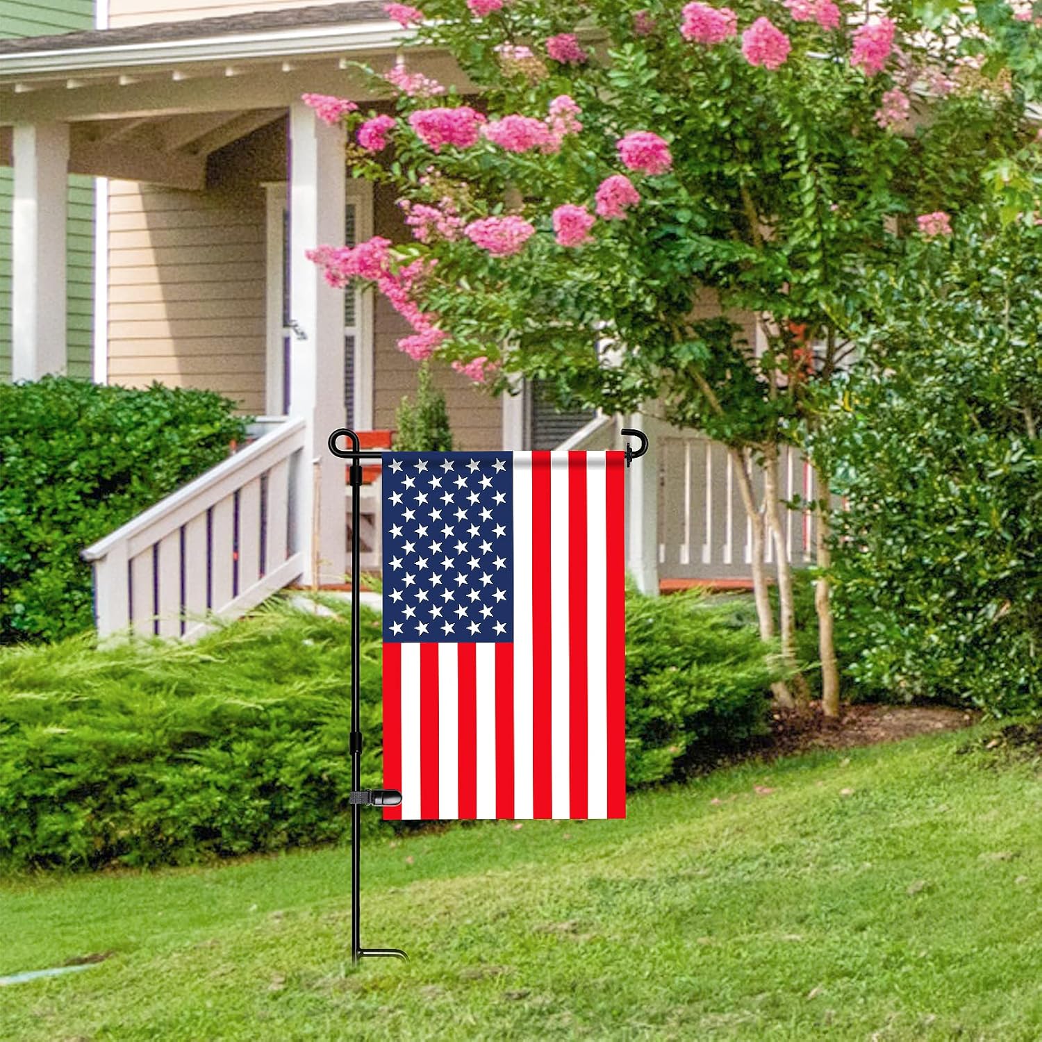 HOOSUN Paquete de 10 clips y tapones para bandera de jardín, clips de tigre para soportes de bandera de jardín, tapones de goma para bandera de