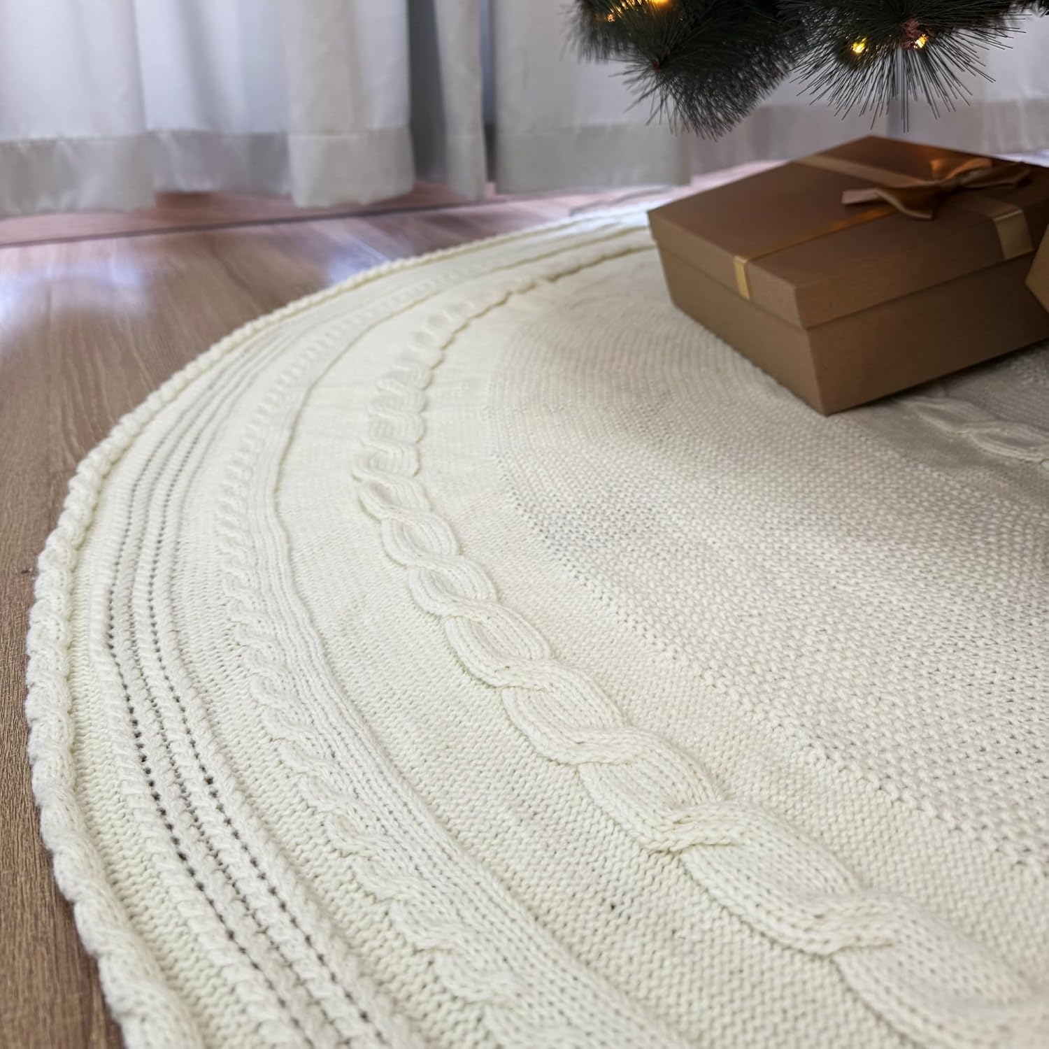 Falda de árbol de Navidad de 48 pulgadas con botones de roble, color blanco crema