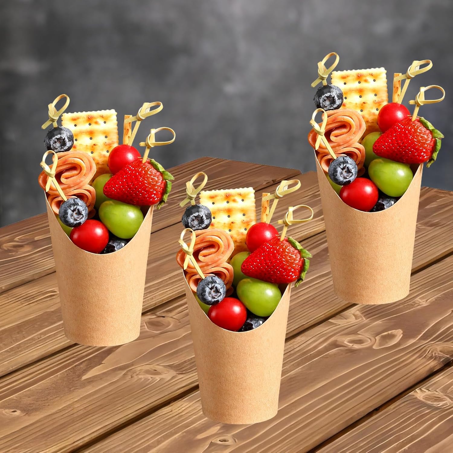 Juego de tazas de charcutería de 12 onzas, 24 tazas con 100 púas de coctail, soporte para papas fritas y brochetas de nudo de bambú, kit de