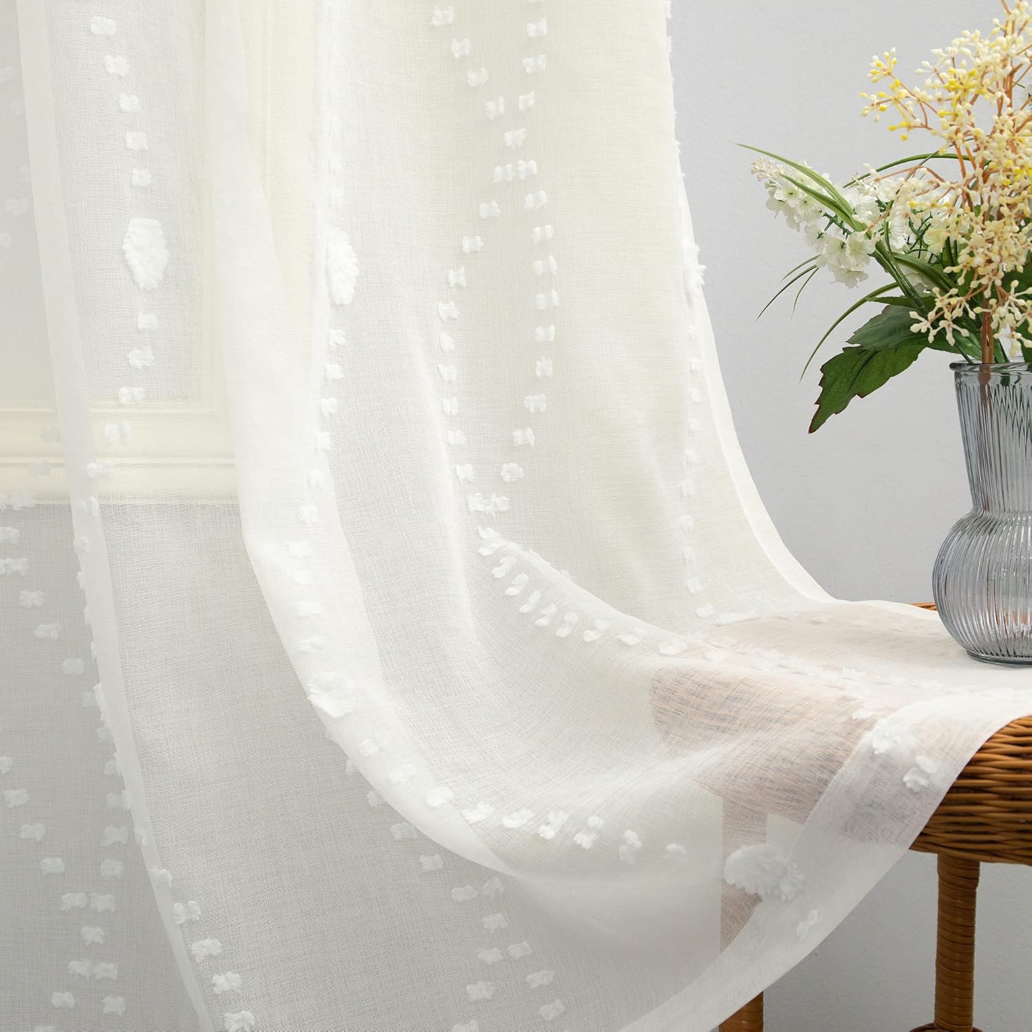 KOUFALL Juego de 2 paneles de 108 pulgadas de largo, con diseño de pompones, cortinas transparentes para ventana de sala de estar y dormitorio,