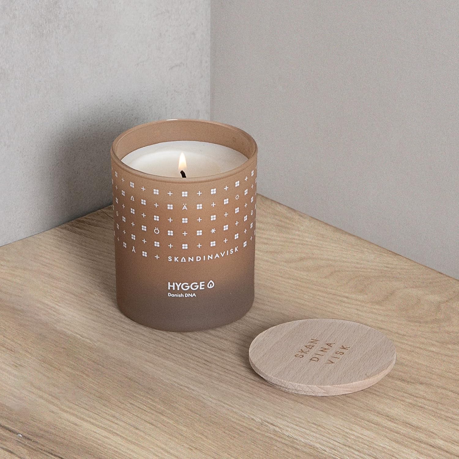 Skandinavisk Hygge ‘Cosiness’ – Mini vela perfumada. Notas de fragancia té negro y hojas de menta, manzanas secas y canela horneada. 2.3 oz.